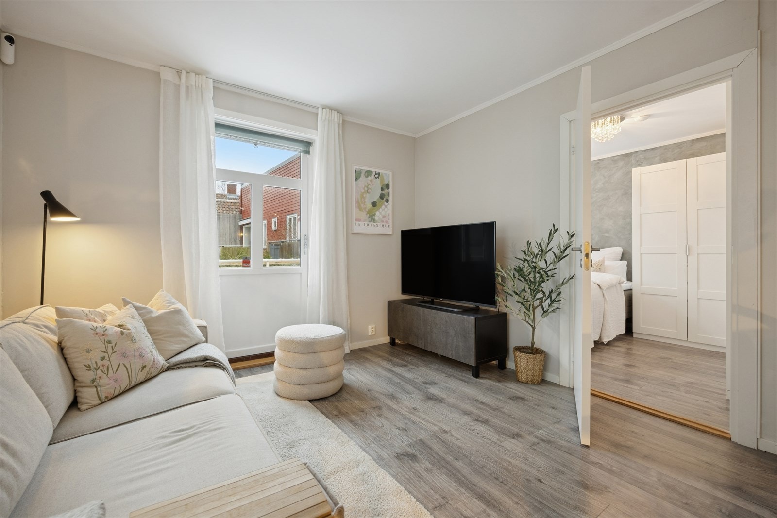 Alle gulvflater i oppholdsrom er pent kledd med 1-stavs laminatgulv som gir en helhetlig fremtoning. Galleribilde