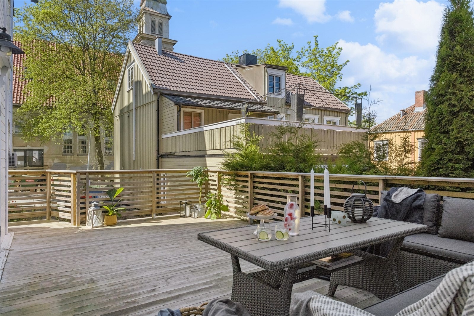 Denne private terrassen er på hele 25 m², og ligger vendt ut mot rolig bakgård og svale omgivelser. Galleribilde