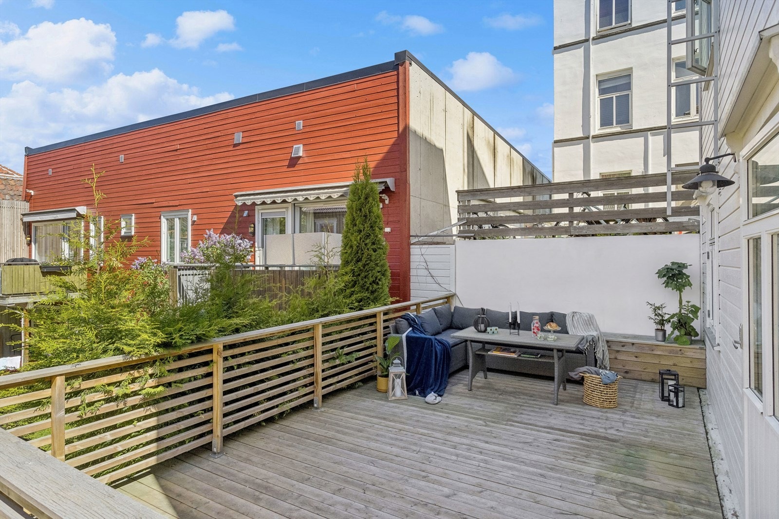 Her er det med god plass til ønsket utemøblement i flere soner. Galleribilde