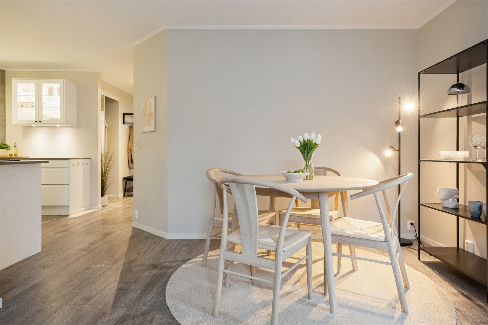 Her er det god plass til en større spisegruppe, med mulighet for å utvide når venner og familie inviteres hjem på middag. Galleribilde