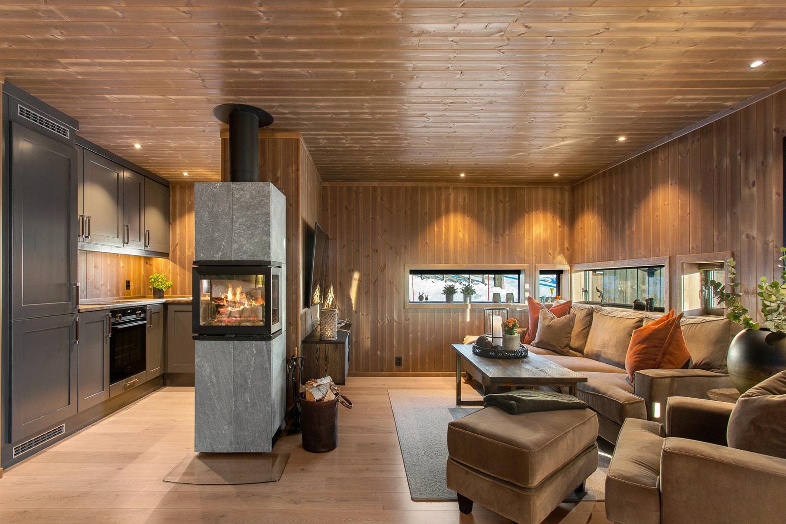 Hovedetasjen er det delvis åpen stue/kjøkkenløsning Galleribilde