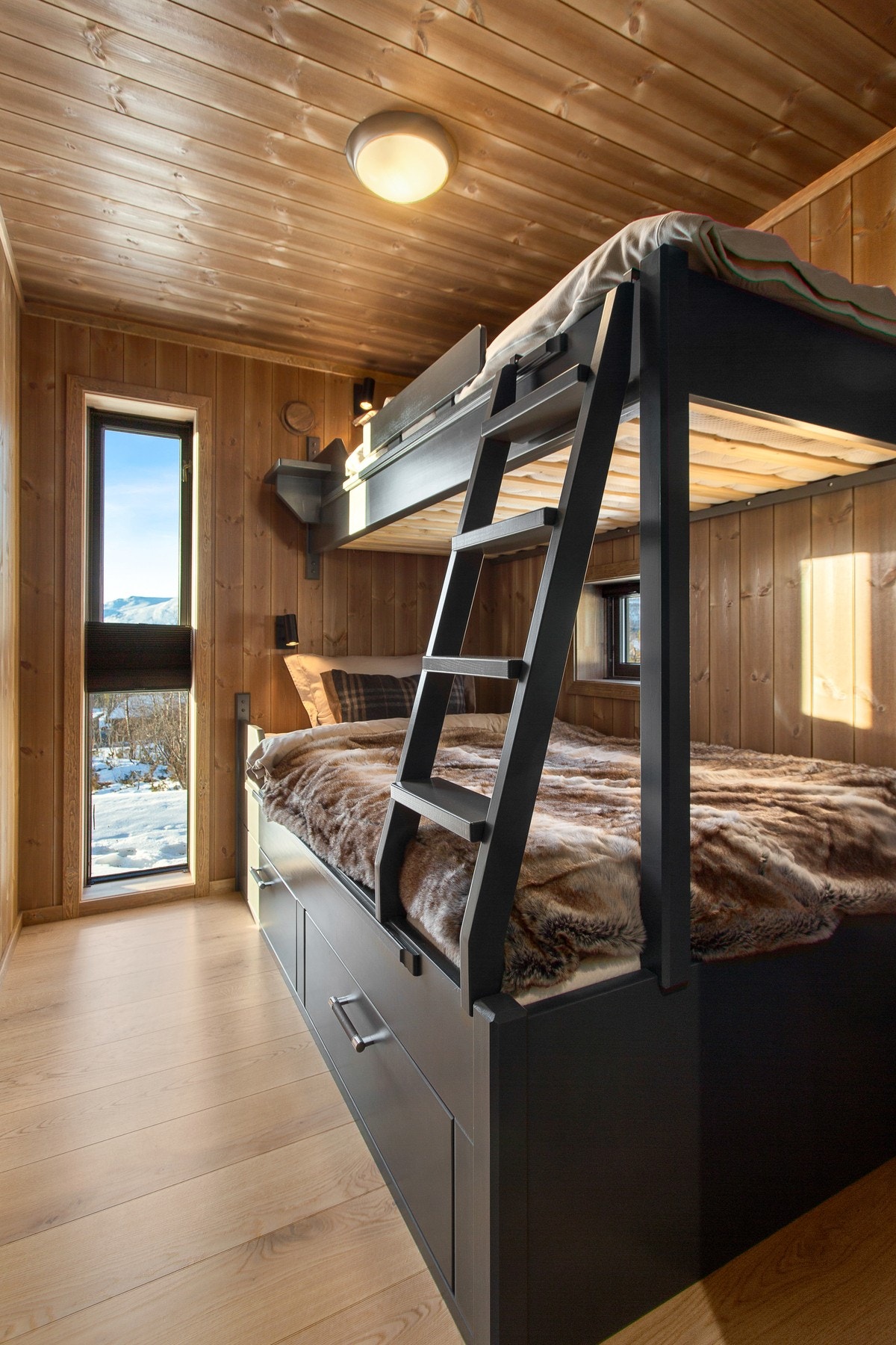 Parkett på gulv og beiset panel på vegger. Beiset panel i tak. Heltre familiekøye bygd av Bakkens Treprodukter fra Vinstra. Galleribilde