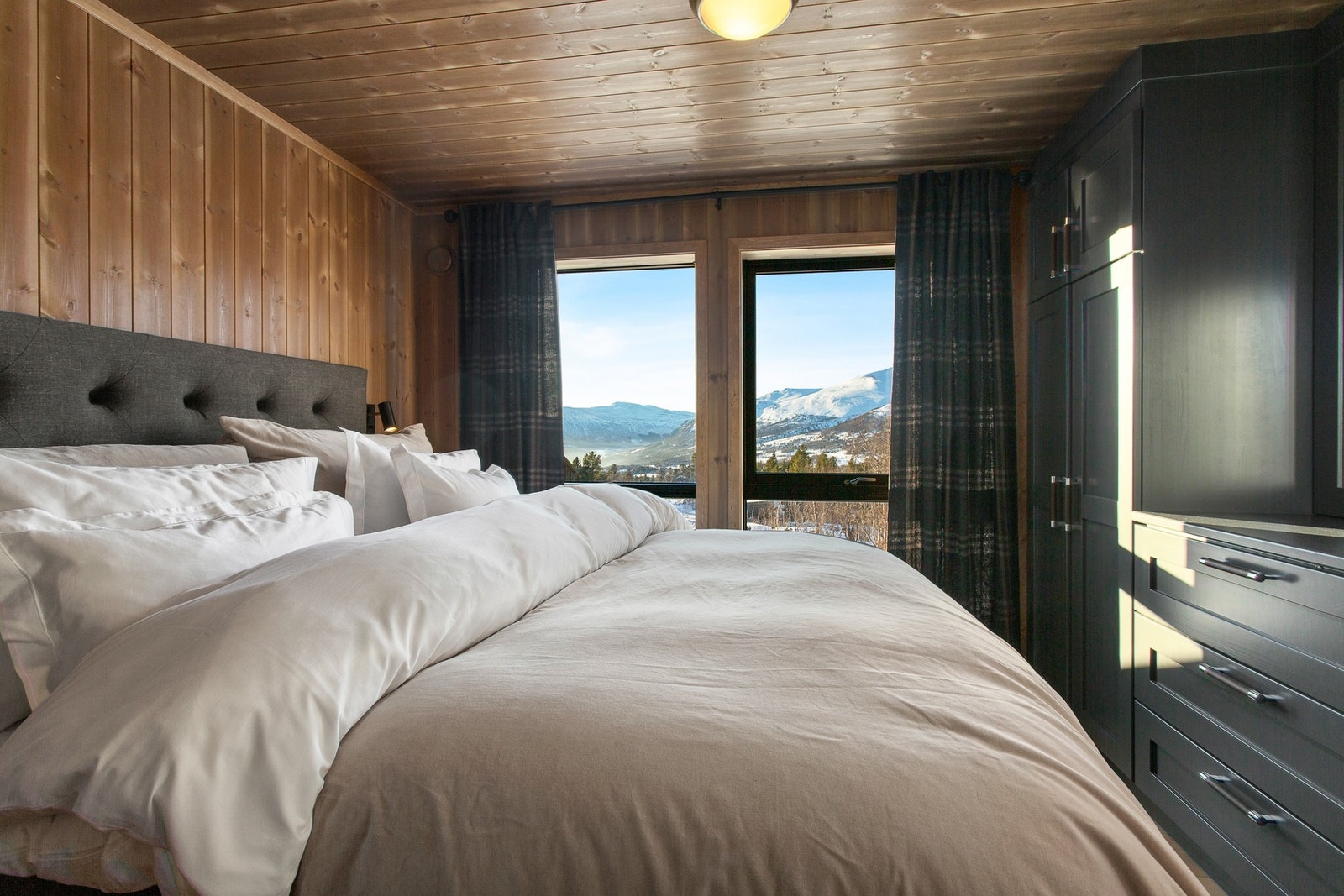 Parkett på gulv og beiset panel på vegger. Beiset panel i tak. Heltre skap og speil bygd av Bakkens Treprodukter fra Vinstra. Galleribilde