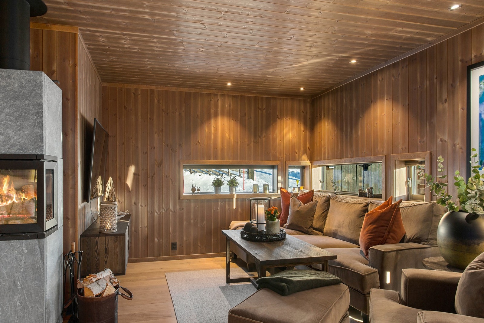 Fra stuen er det utgang til stor solrik terrasse med gode utsiktsforhold. Galleribilde