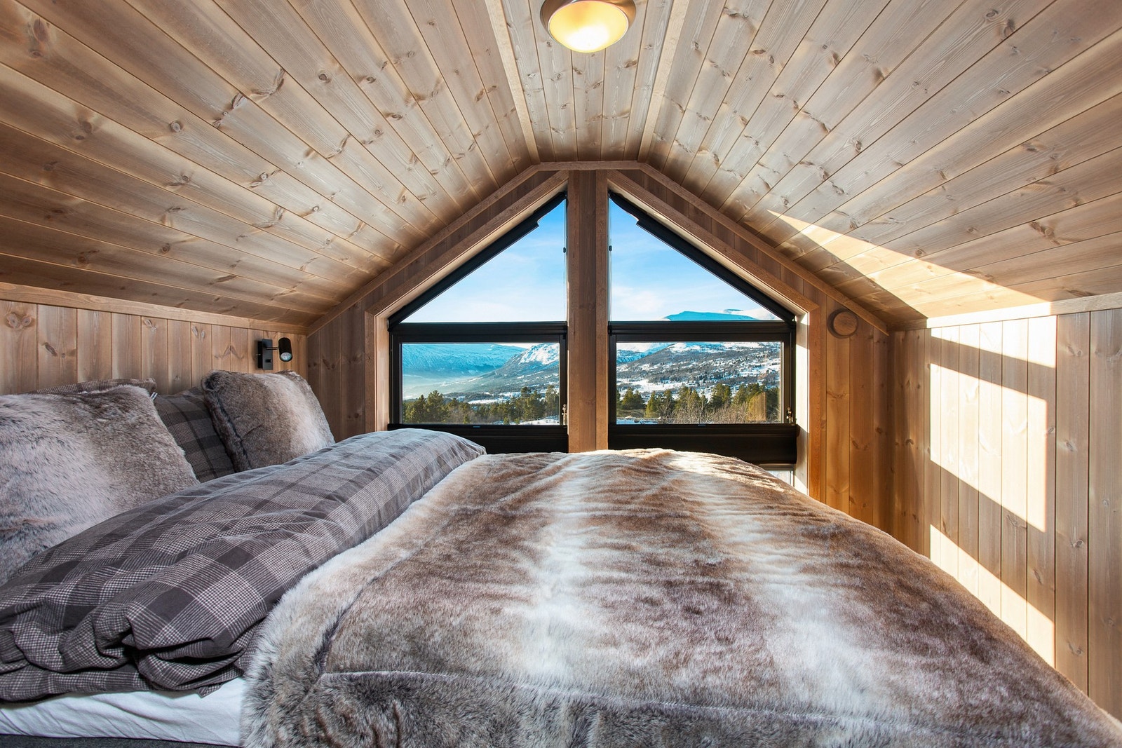 Soverom med god plass til dobbeltseng Galleribilde