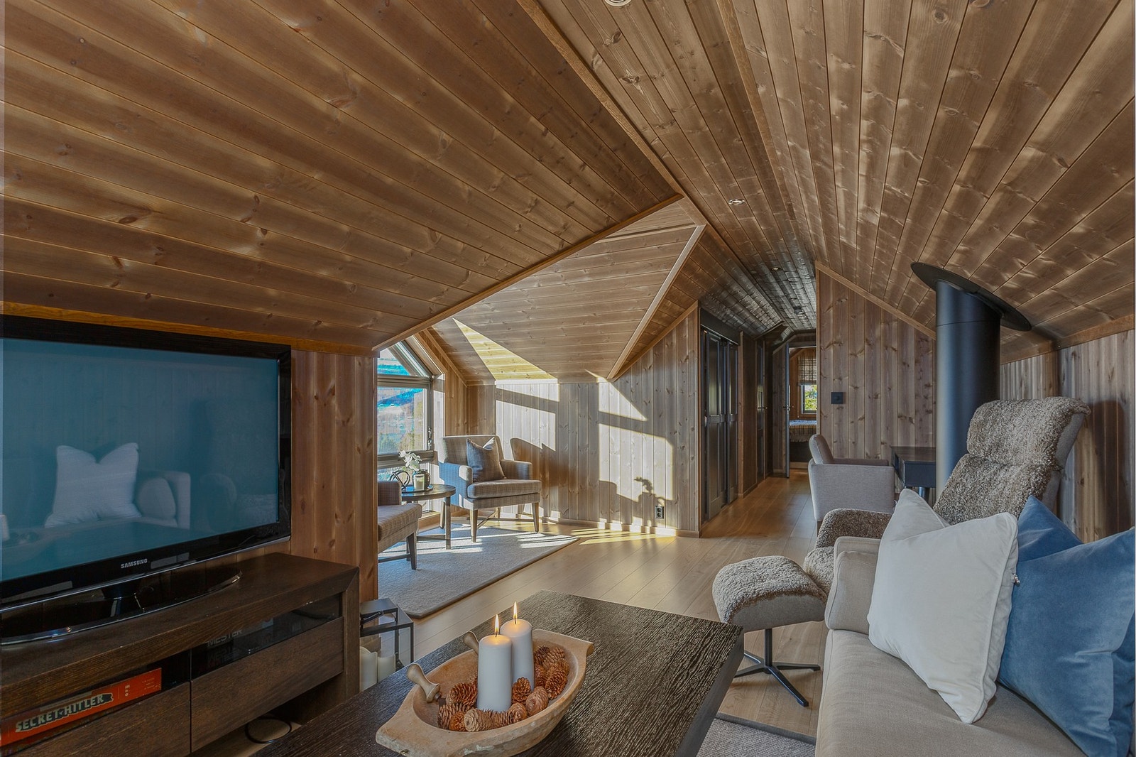 Romslig loftstue med plass til flere sitte grupper. Galleribilde