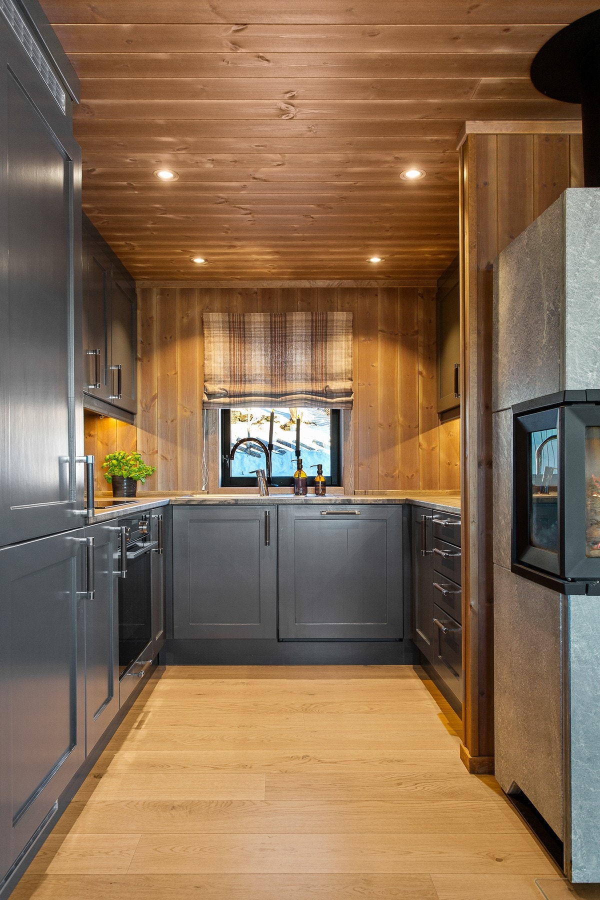 Heltre
kjøkkeninnredning og benkeplate i tre bygd av Bakkens Treprodukter fra Vinstra. Galleribilde