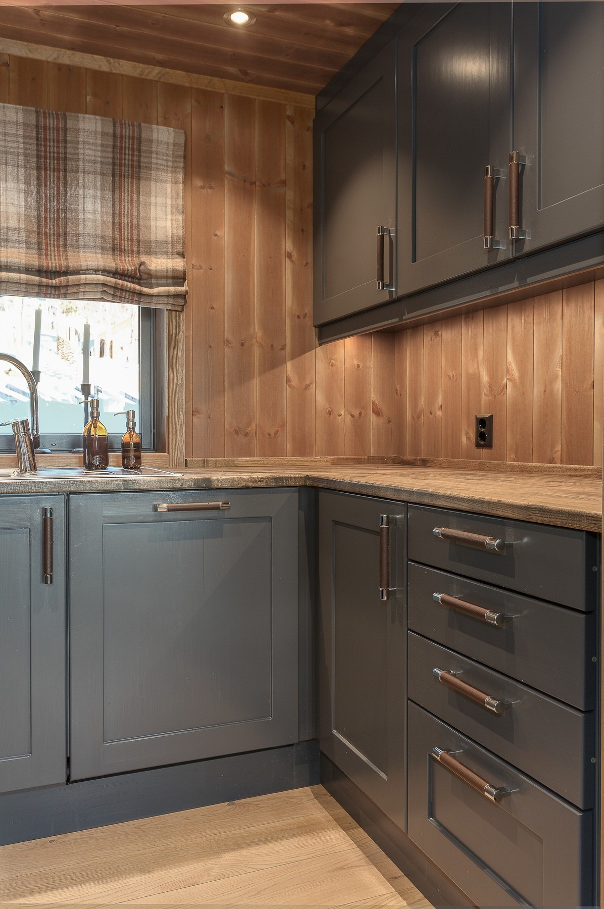 Av utstyr er det integrert kjøl/fryseskap, platetopp, stekeovn og oppvaskmaskin. Kjøkkenventilator og gulvvarme. Galleribilde