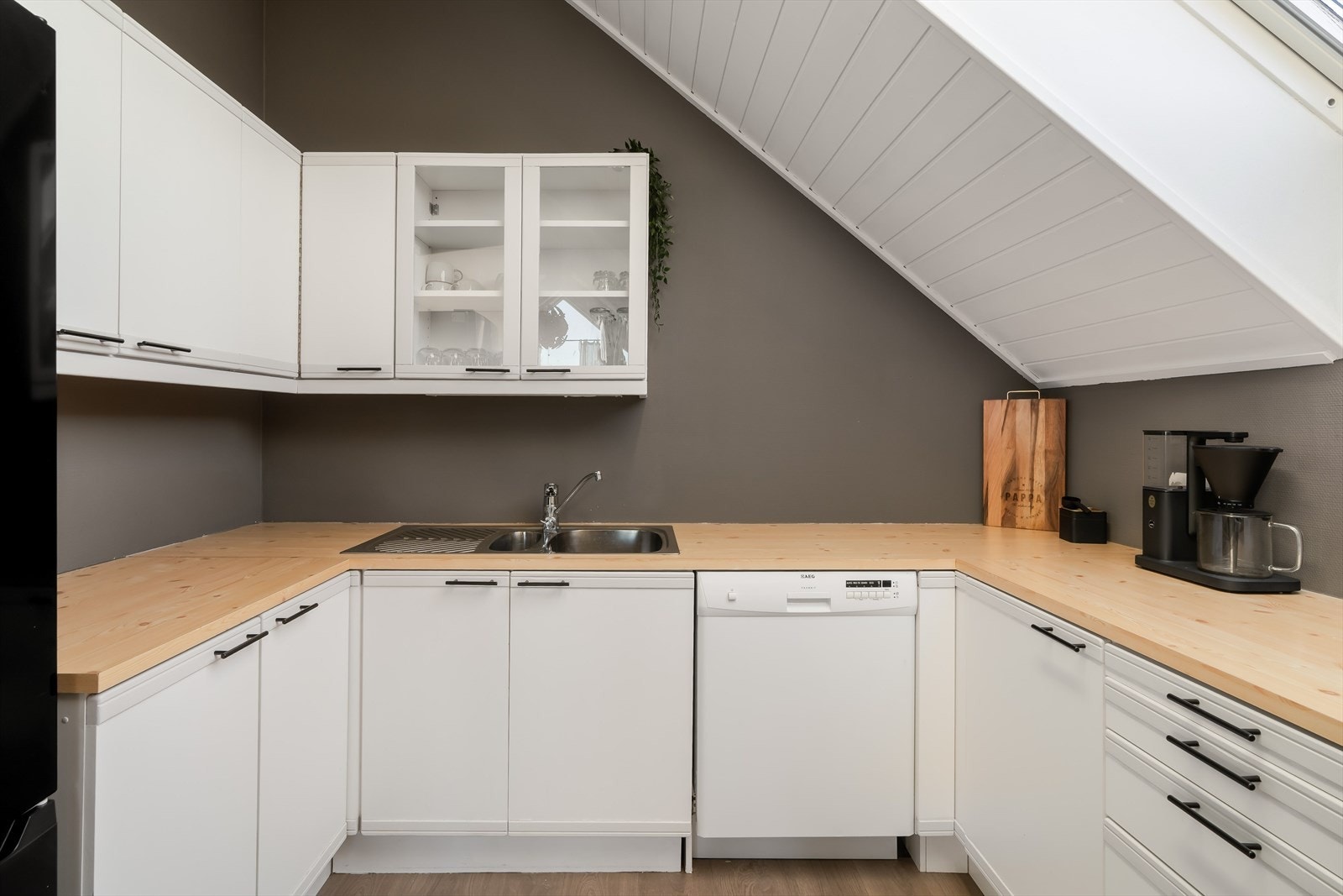 Videre er det godt med lagringsplass i over- og underskap. Galleribilde