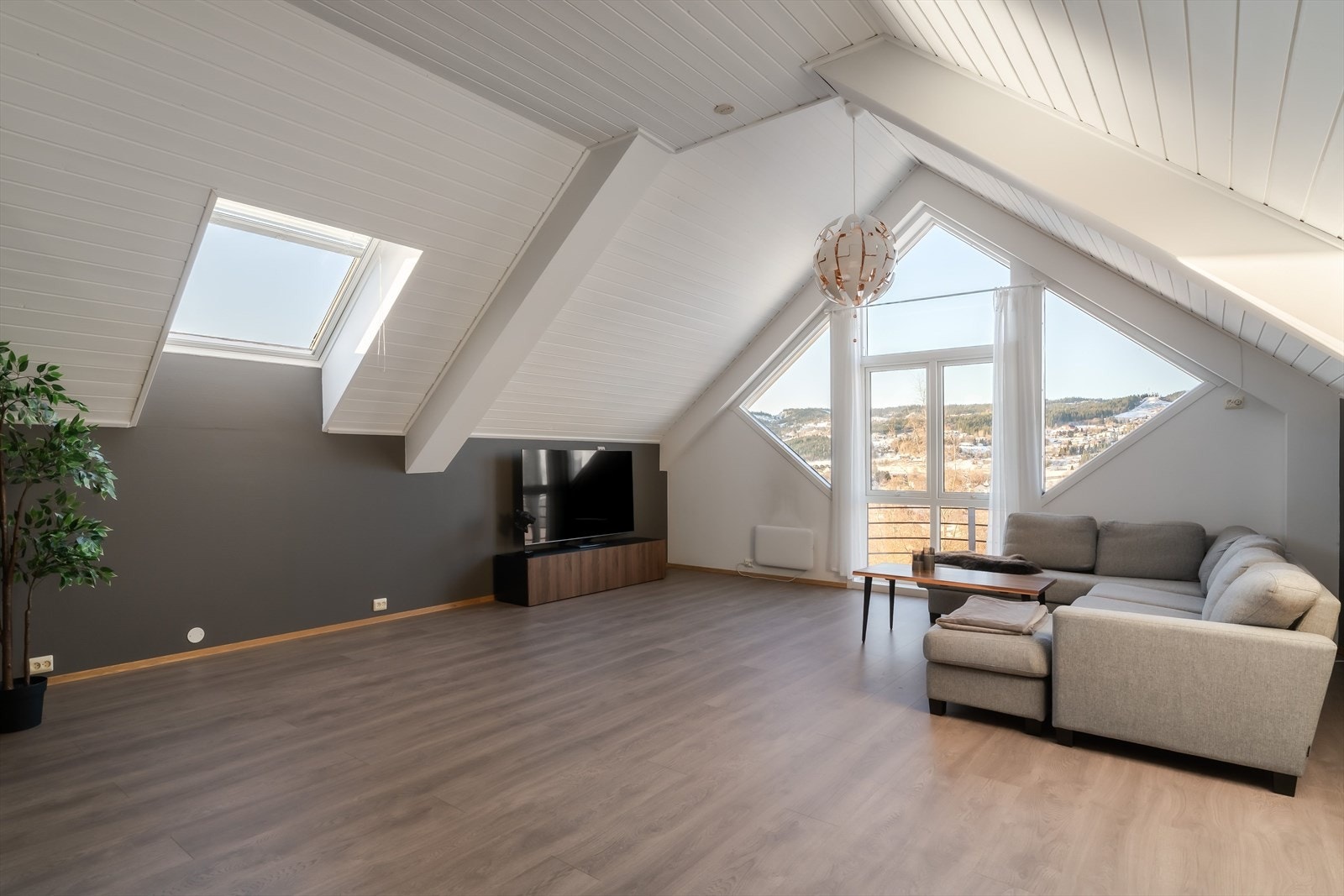 Toppleiligheten har en stue på ca. 38 kvm., noe som gir mulighet for flere møbleringsmuligheter. Galleribilde