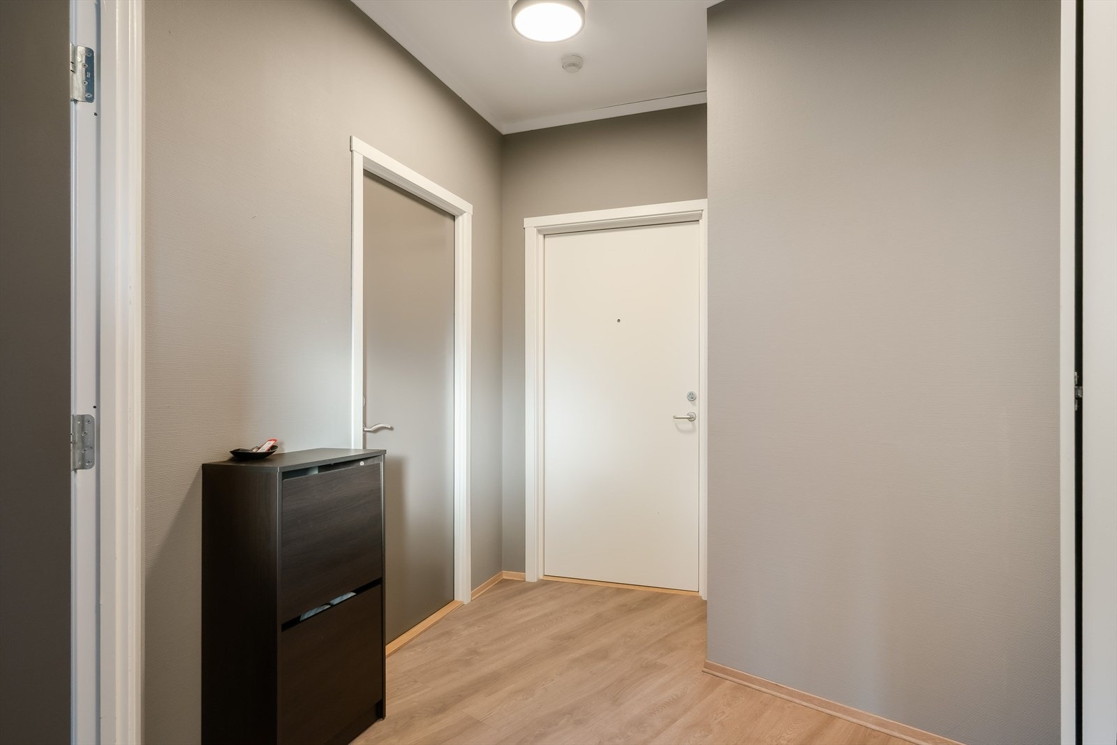 I gangen har du en innvendig bod og godt med plass til klær/sko. Galleribilde
