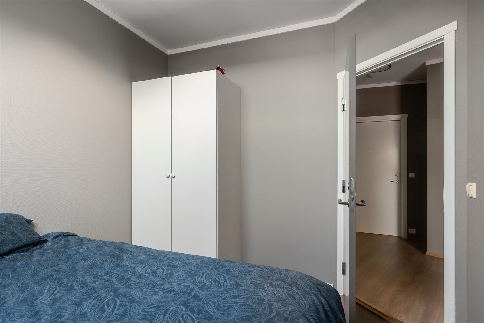 Garderobeskapene i leiligheten medfølger handelen. Galleribilde