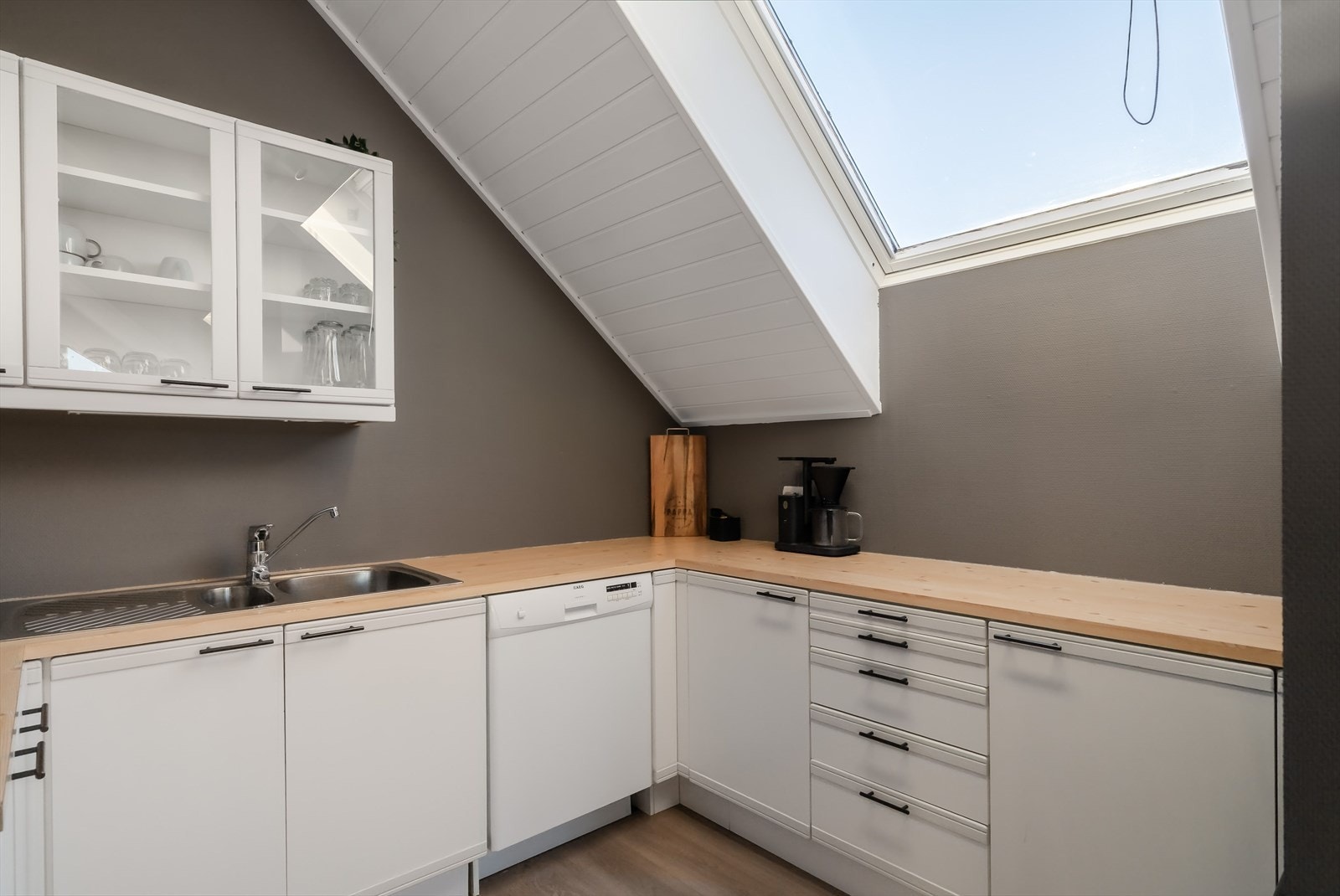 Kjøkkeninnredningen fremstår moderne og har fått TG1 av takstmann. Galleribilde