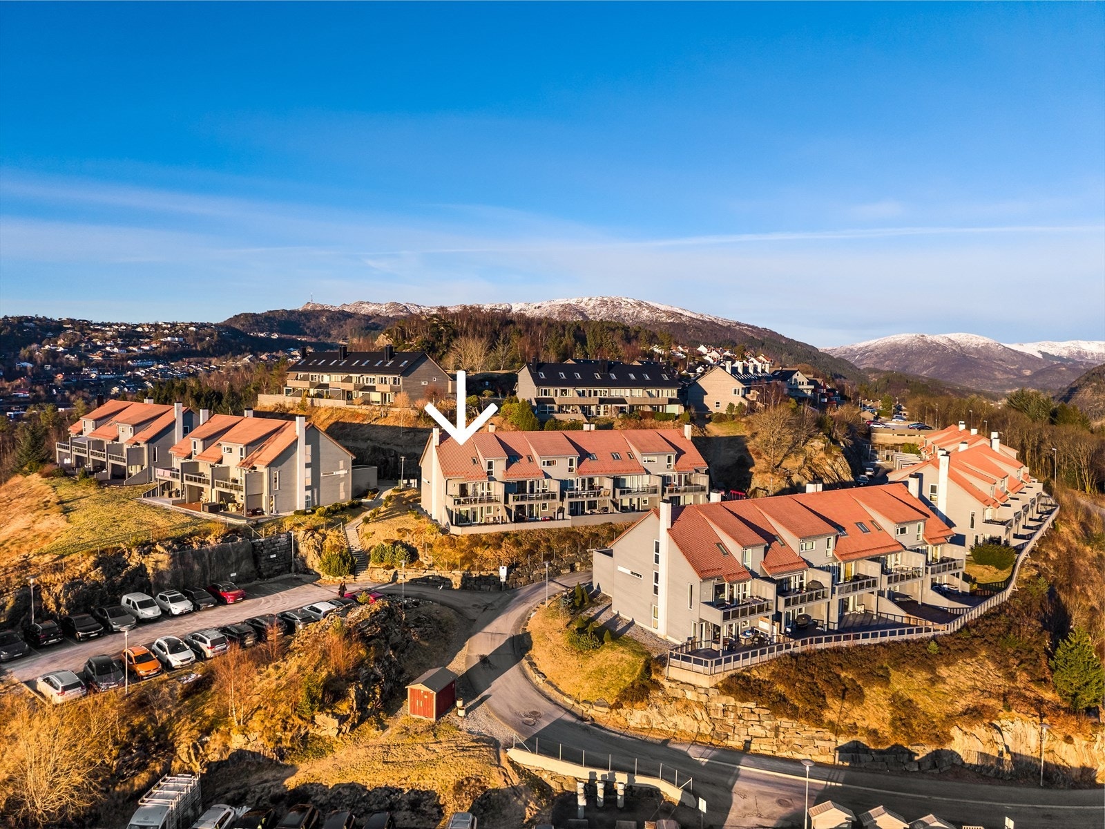 Her bor du i et trygt og rolig nabolag med kort avstand til barnehager, skoler og flere flotte turområder Galleribilde
