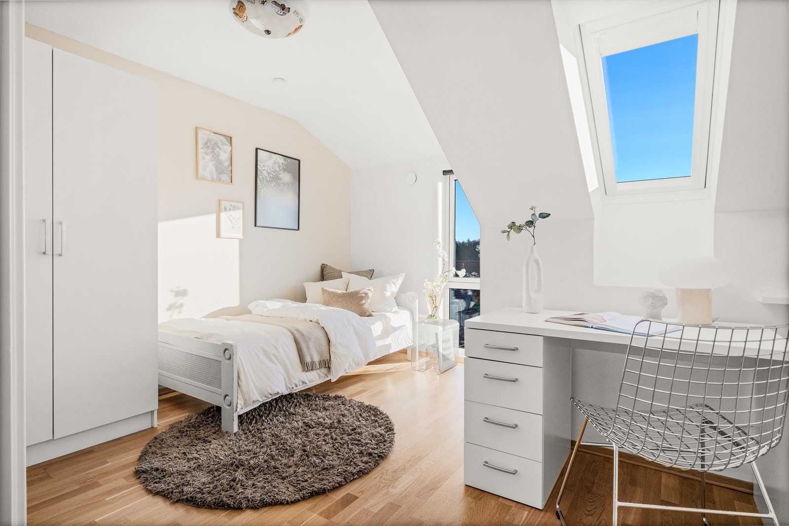 Soverom nr. 2 er av god størrelse med plass til garderobeskap, dobbeltseng og skrivebord. Galleribilde