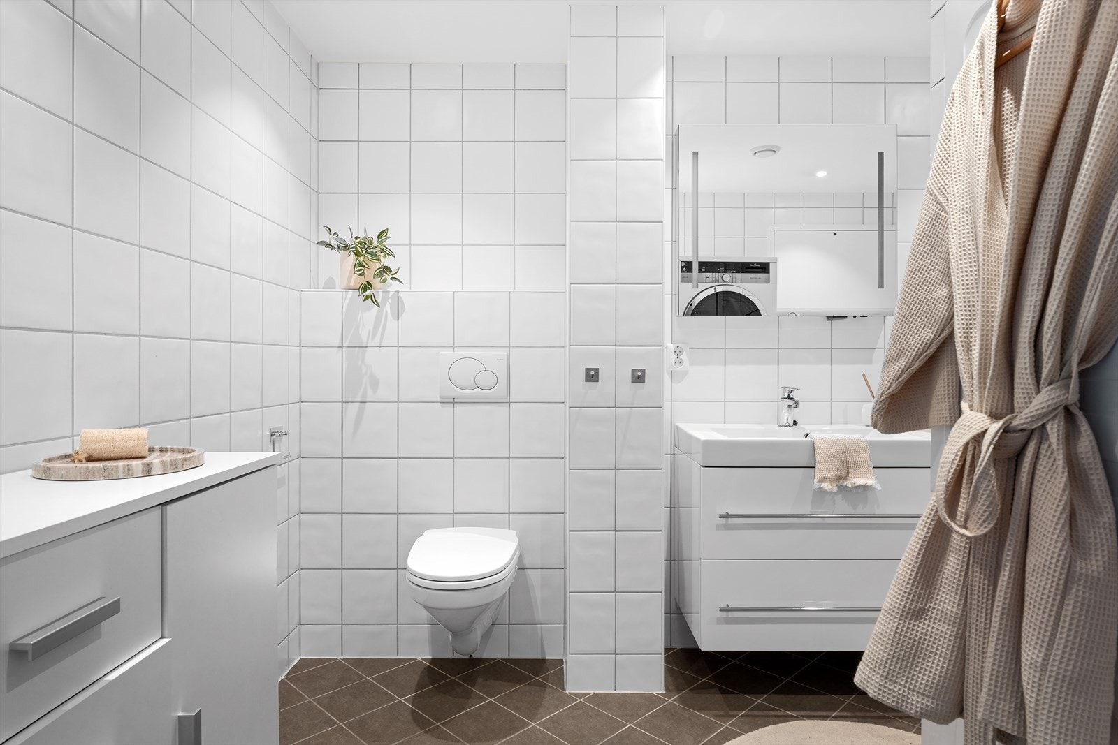 Badet i førsteetasje er kombinert bad/vaskerom. Galleribilde