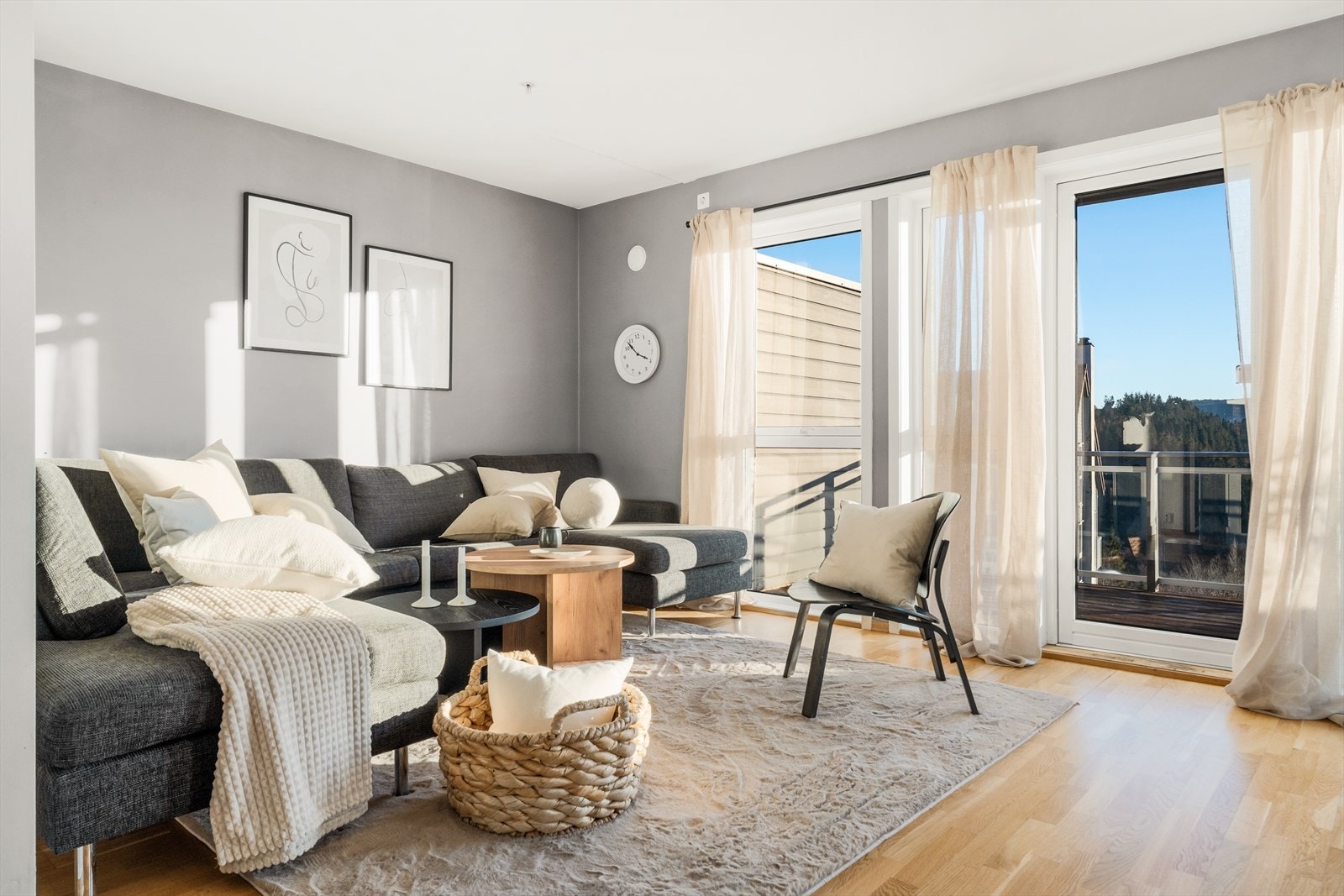 Stuen har flere vegger som åpner for smart møblering, perfekt for deg som liker å variere uttrykket. Galleribilde