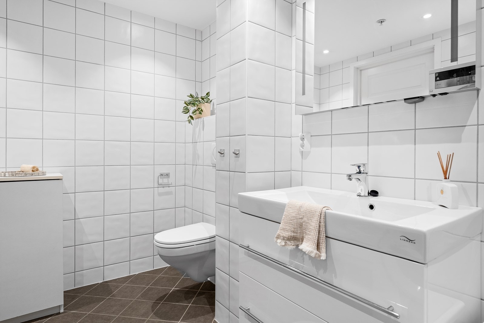 Tidløse fliser og innredning med skuffeseksjon. Galleribilde