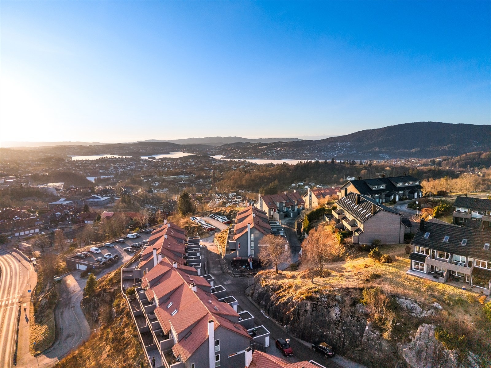 Boligen har en trygg og kort skolevei, med gode gangforbindelser uten behov for å krysse trafikkert vei. Galleribilde