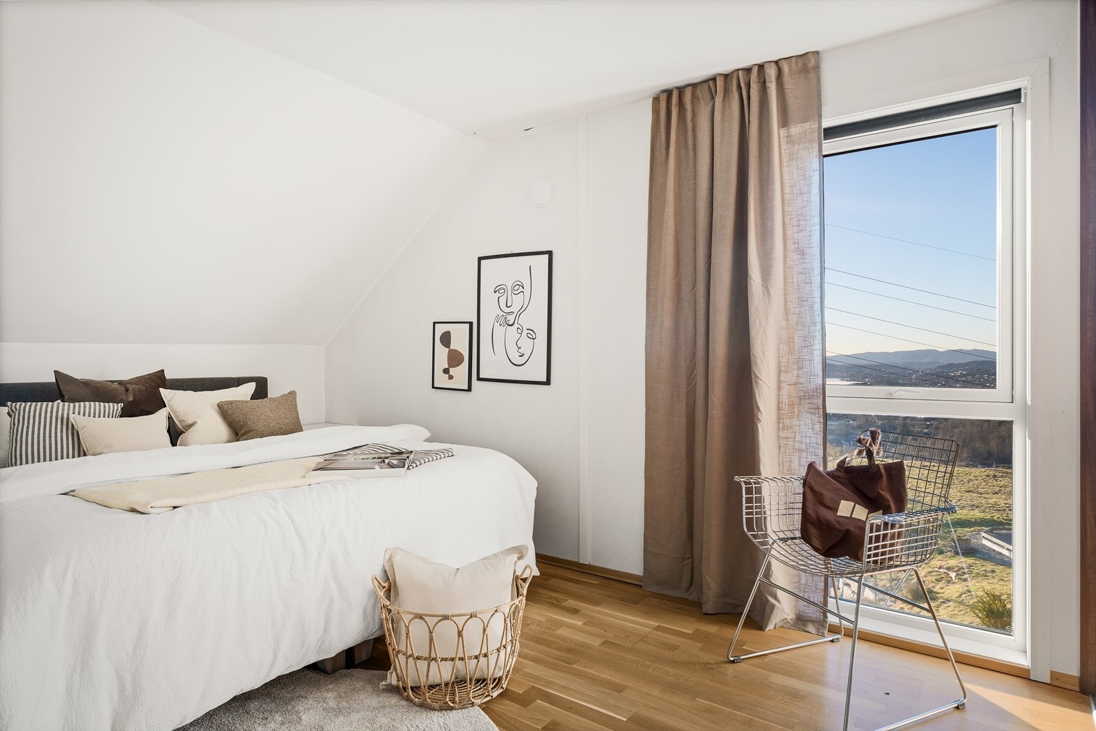 Hovedsoverommet er romslig og gir deg en nydelig utsikt å våkne opp til hver morgen. Galleribilde