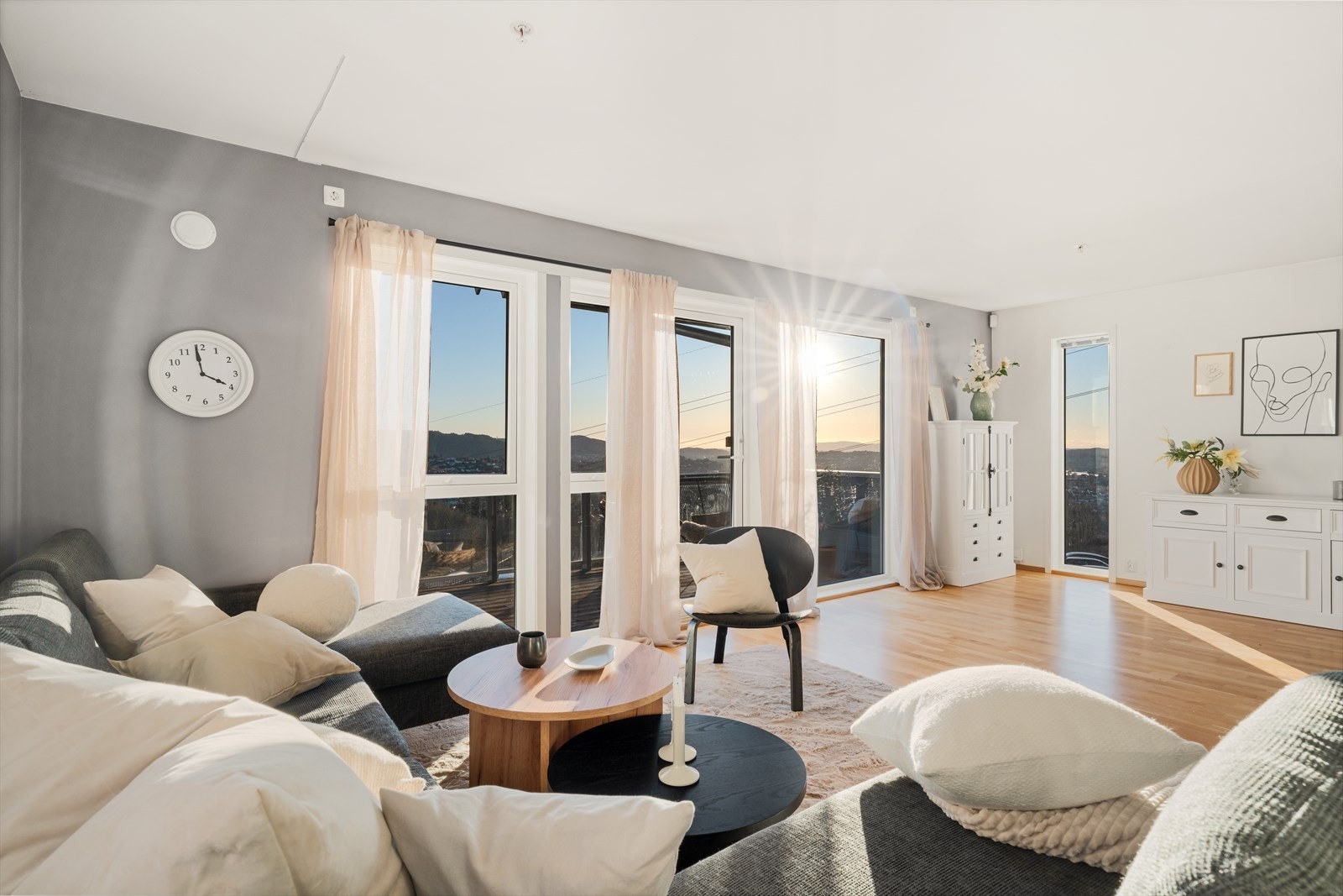 Som enderekkehus har stuen vinduer mot øst og sør, som gir mye lys og en vakker utsikt Galleribilde