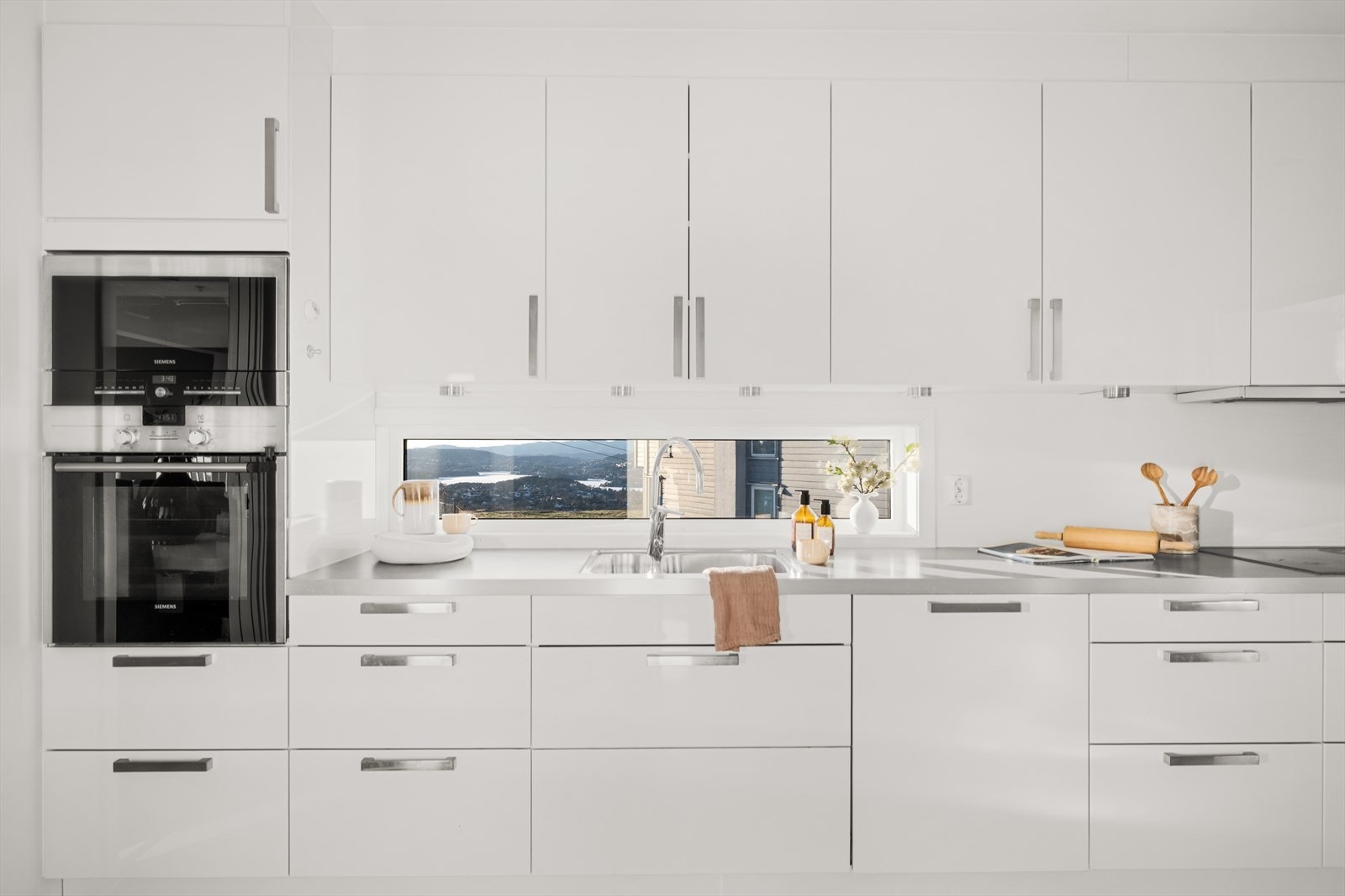 Integrert oppvaskmaskin, stekeovn, mikrobølgeovn og induksjonstopp. Ventilator fra Siemens Galleribilde