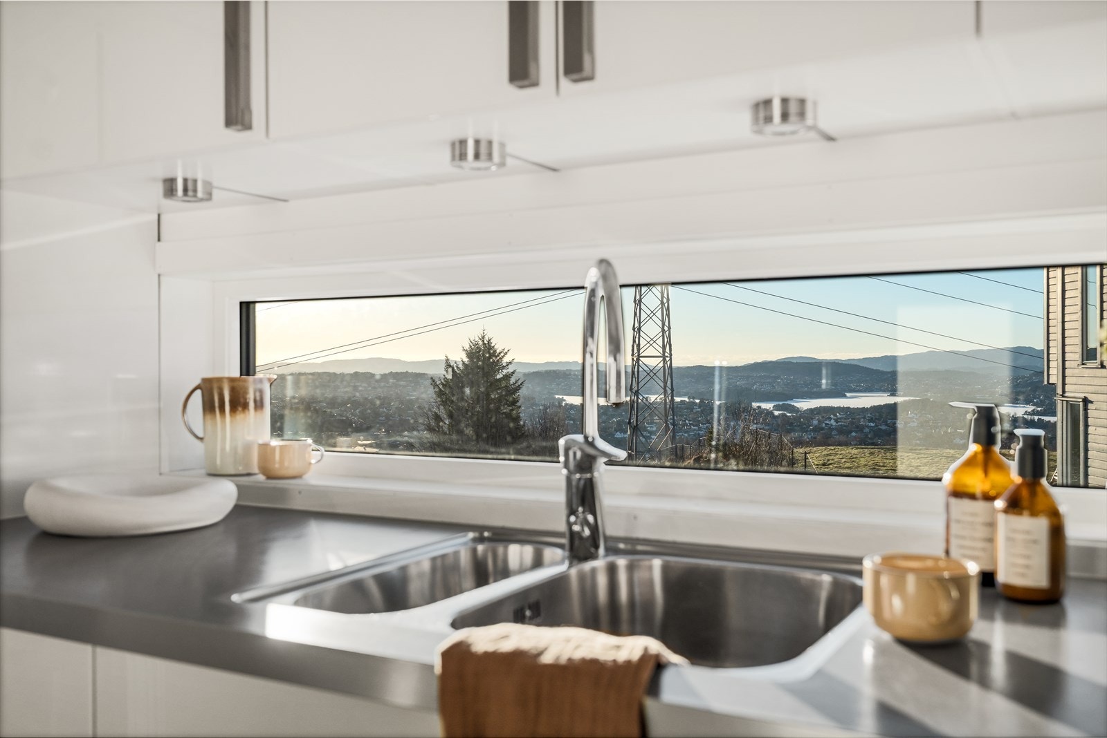 Selv fra kjøkkenvinduet nytes den vakre utsikten Galleribilde
