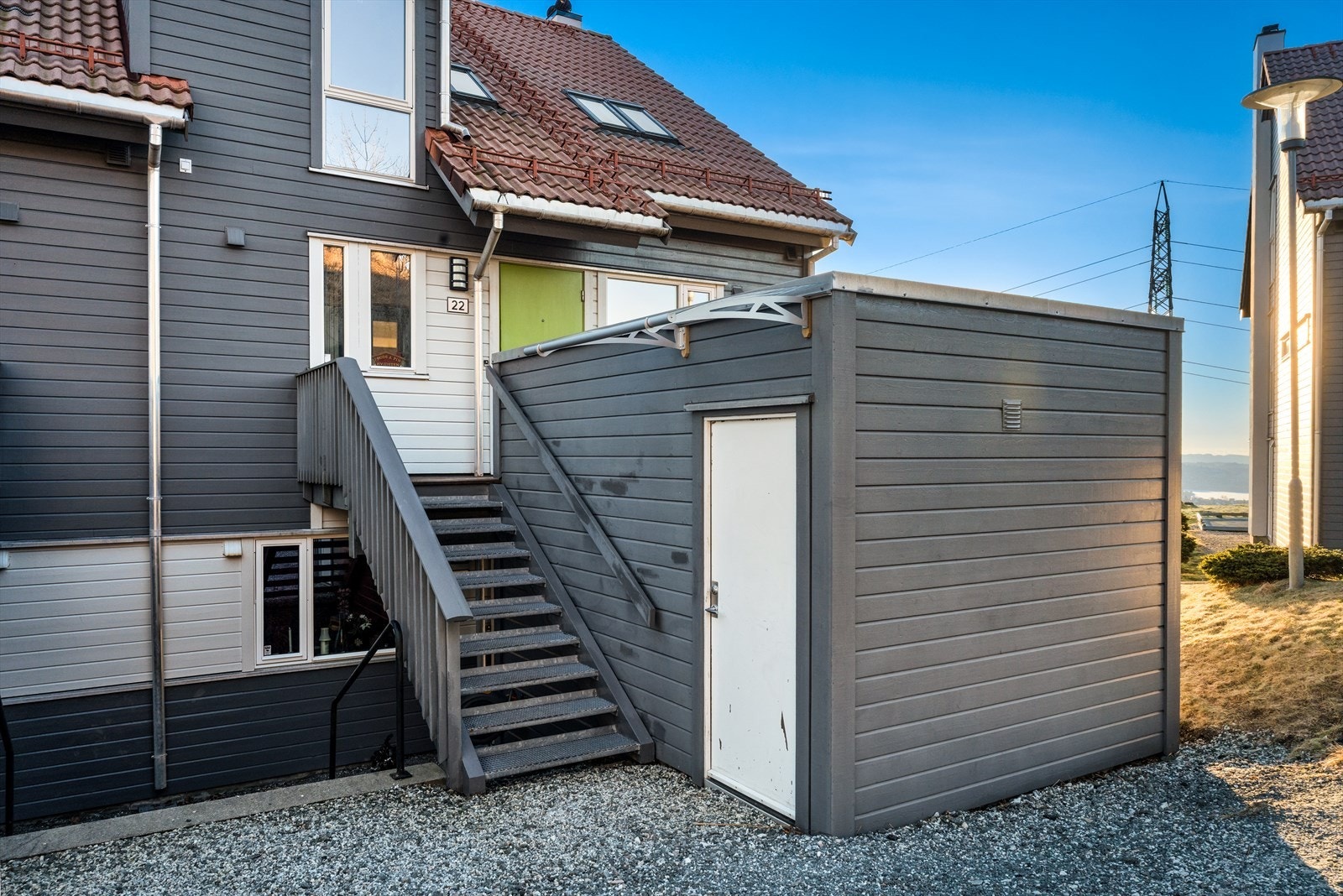 Utvendig disponerer du en egen sportsbod på ca. 5 m², der du kan lagre sykler og annet sportsutstyr. Galleribilde