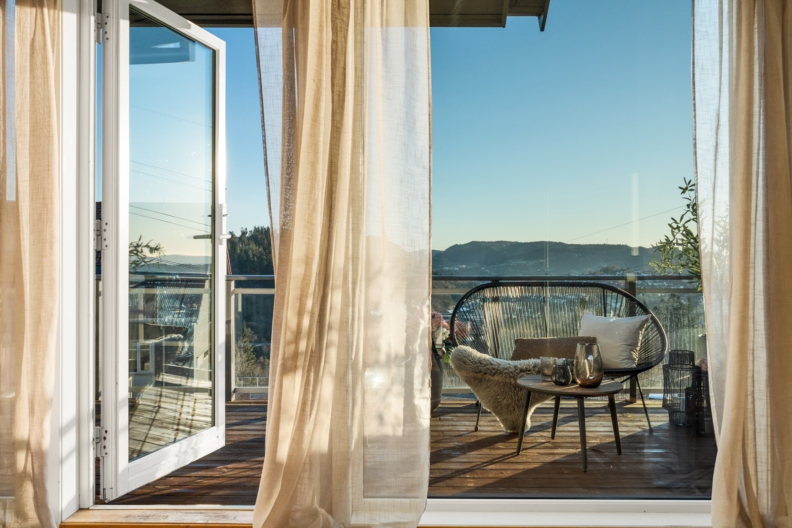 Når altandøren åpnes blir altanen som en forlengelse av stuen på fine dager. Galleribilde