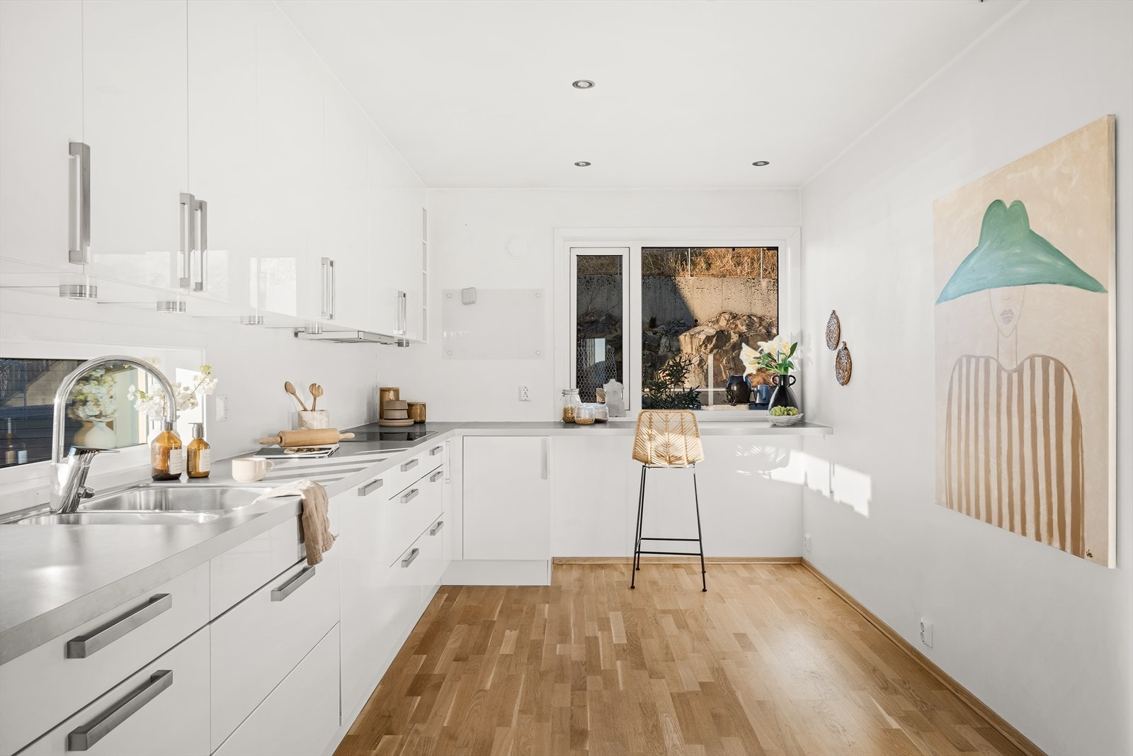 Godt med skap- og skuffer samt en generøs benkeplate. I tillegg er det plass for et spisebord. Galleribilde