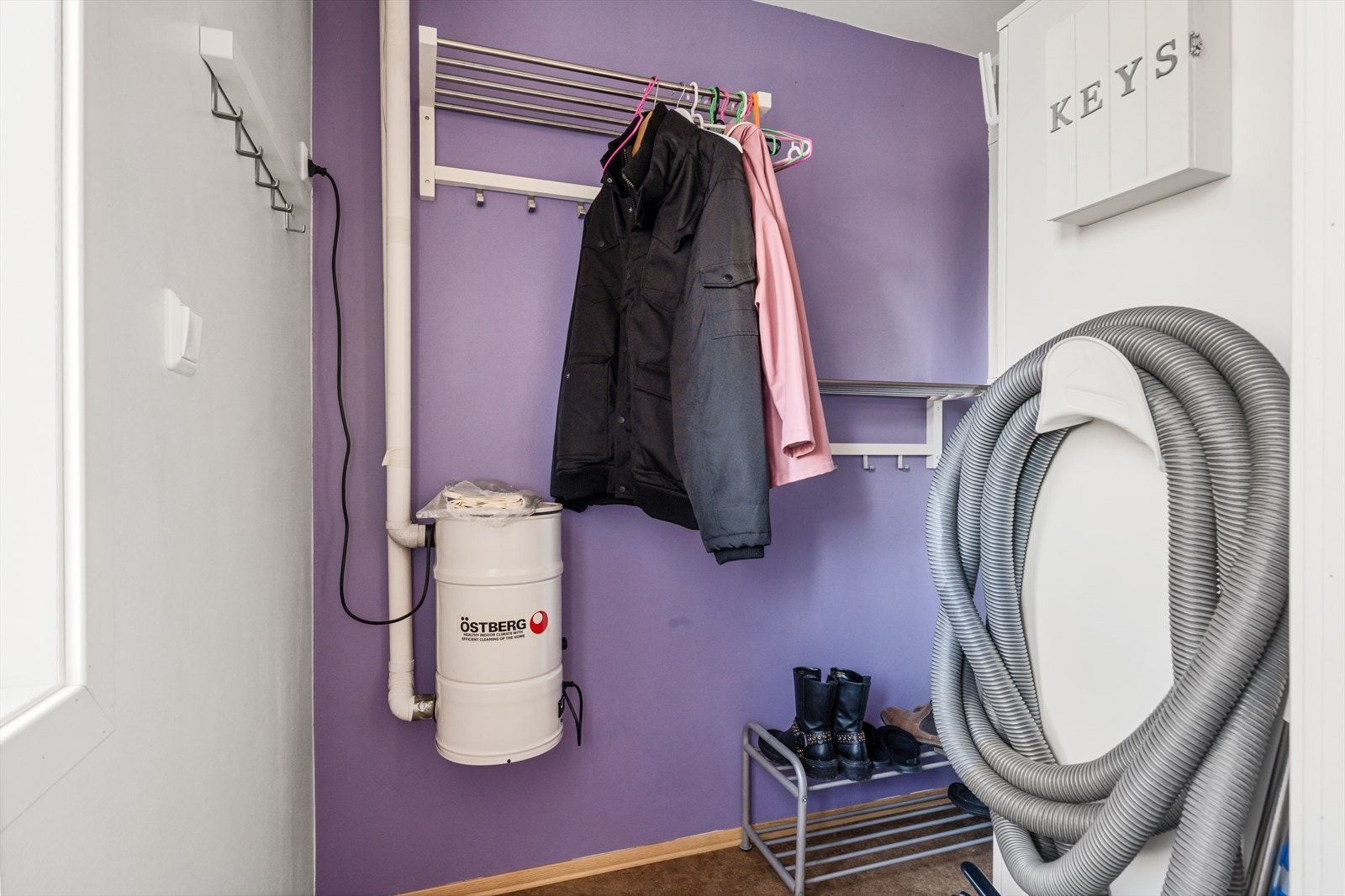 Praktisk bod i tilknytning til gangen, hvor yttertøy og sko enkelt kan henges fra seg. Galleribilde