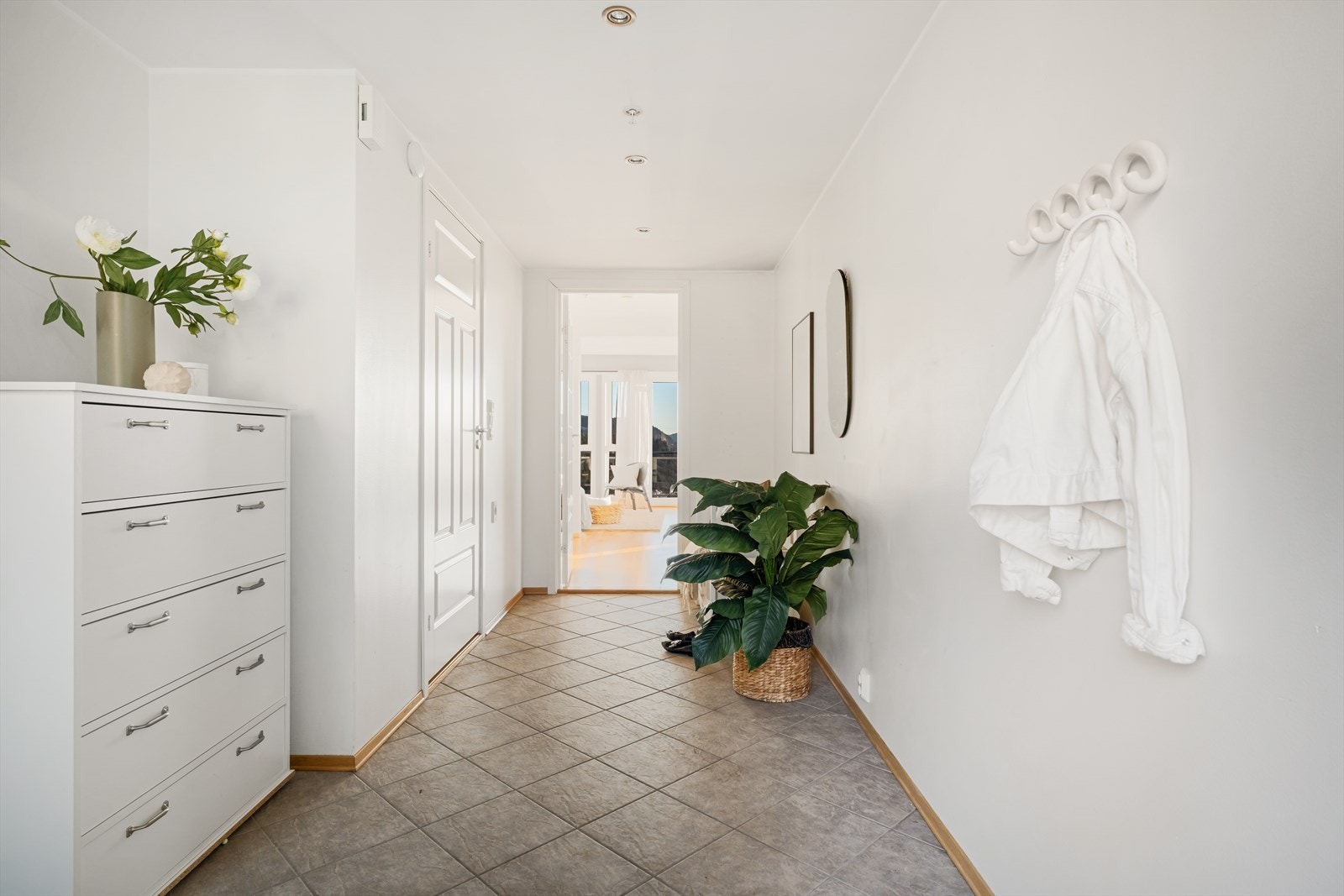 Romslig gang meg god plass til kommode/garderobeskap og for oppheng av ytterklær. Varme i gulv. Galleribilde