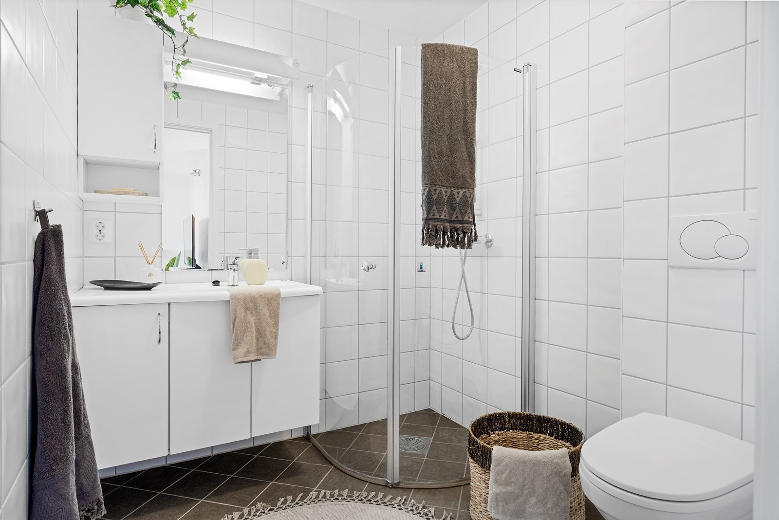 Romslig bad med lett tilkomst for alle soverommene. Galleribilde