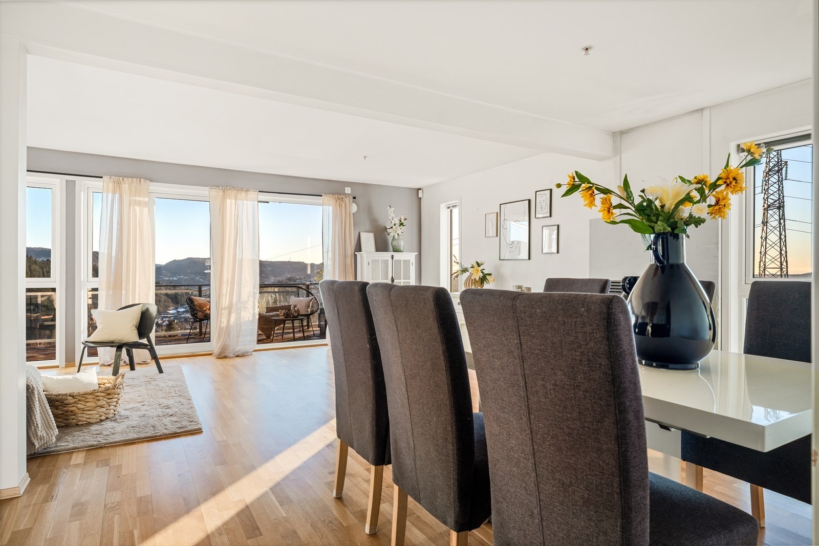 Her er det god plass til spisebord, hvor familien kan samles til både raske hverdagsmiddager og lange helgefrokoster. Galleribilde