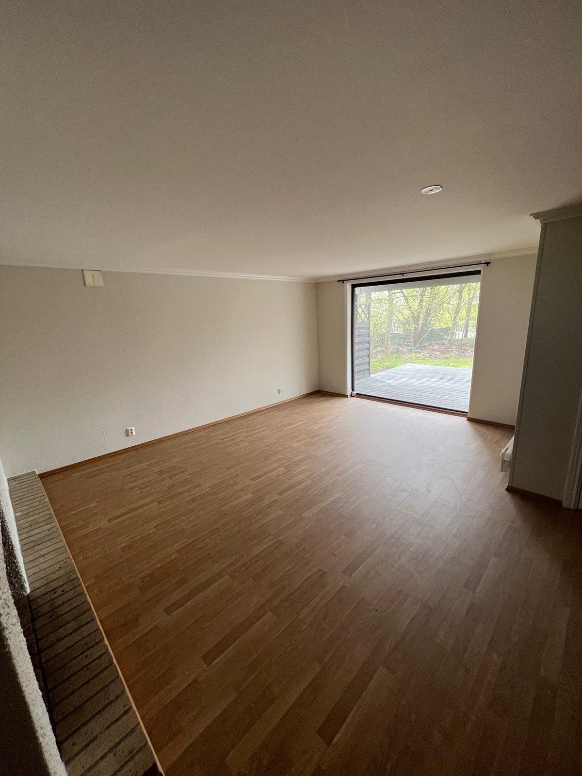 Romslig stue med store vindusflater. Galleribilde