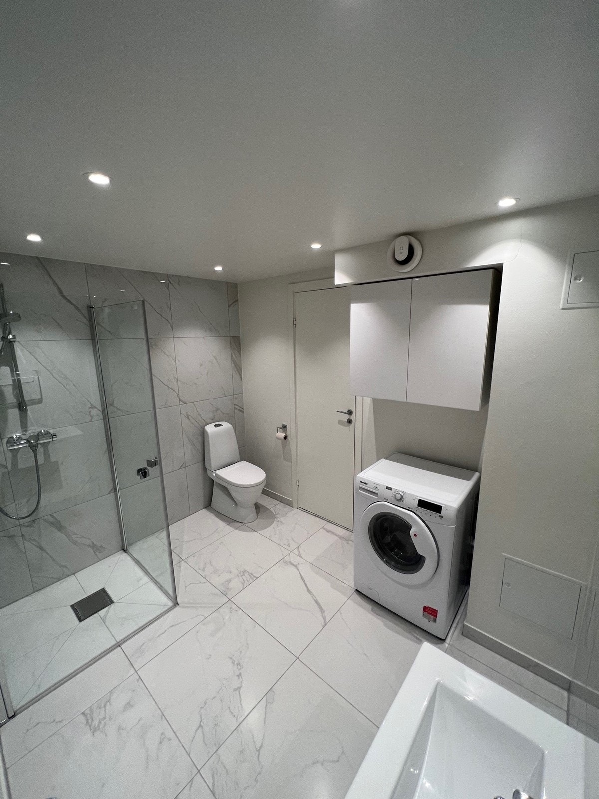 Nytt Bad i 2022 med medfølgende vaskemaskin og varme i gulv. Galleribilde