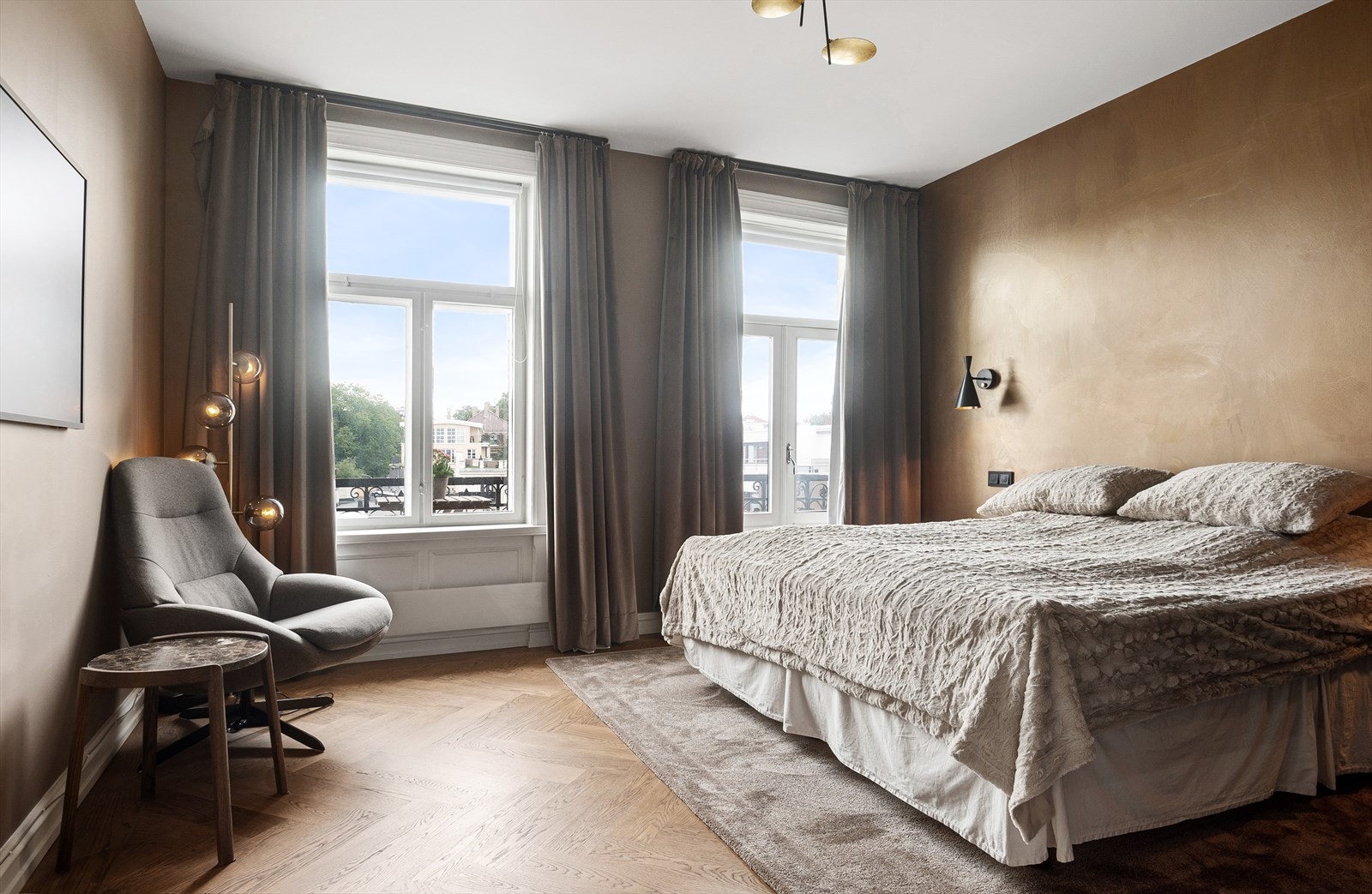 Innbydende hovedsoverom med god plass til dobbeltseng, nattbord og stor garderobeløsning. Galleribilde