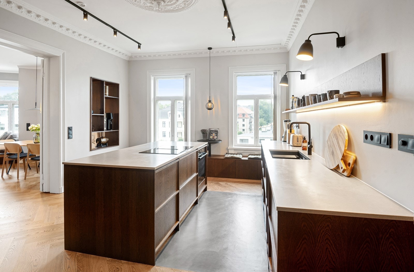 Leiligheten bærer preg av gjennomtenkte løsninger og holder en særdeles høy standard med fokus på kvalitet, materialvalg og detaljer. Galleribilde