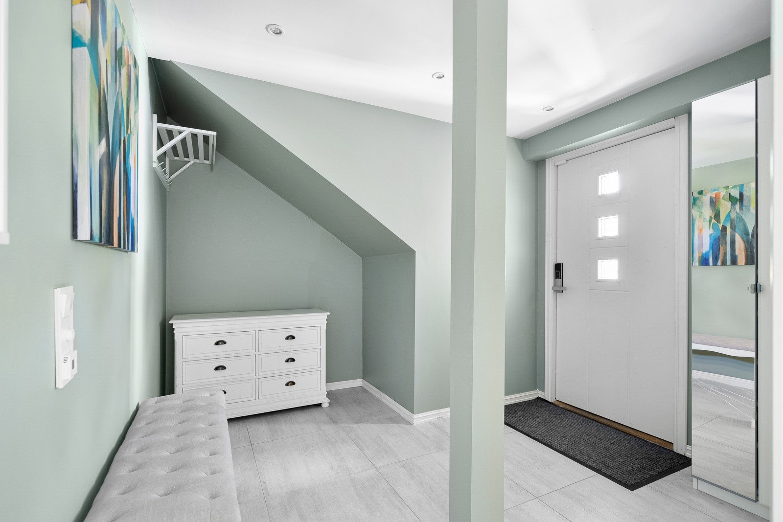 Entreen i første etasje er flislagt med varmekabler i gulv. Galleribilde