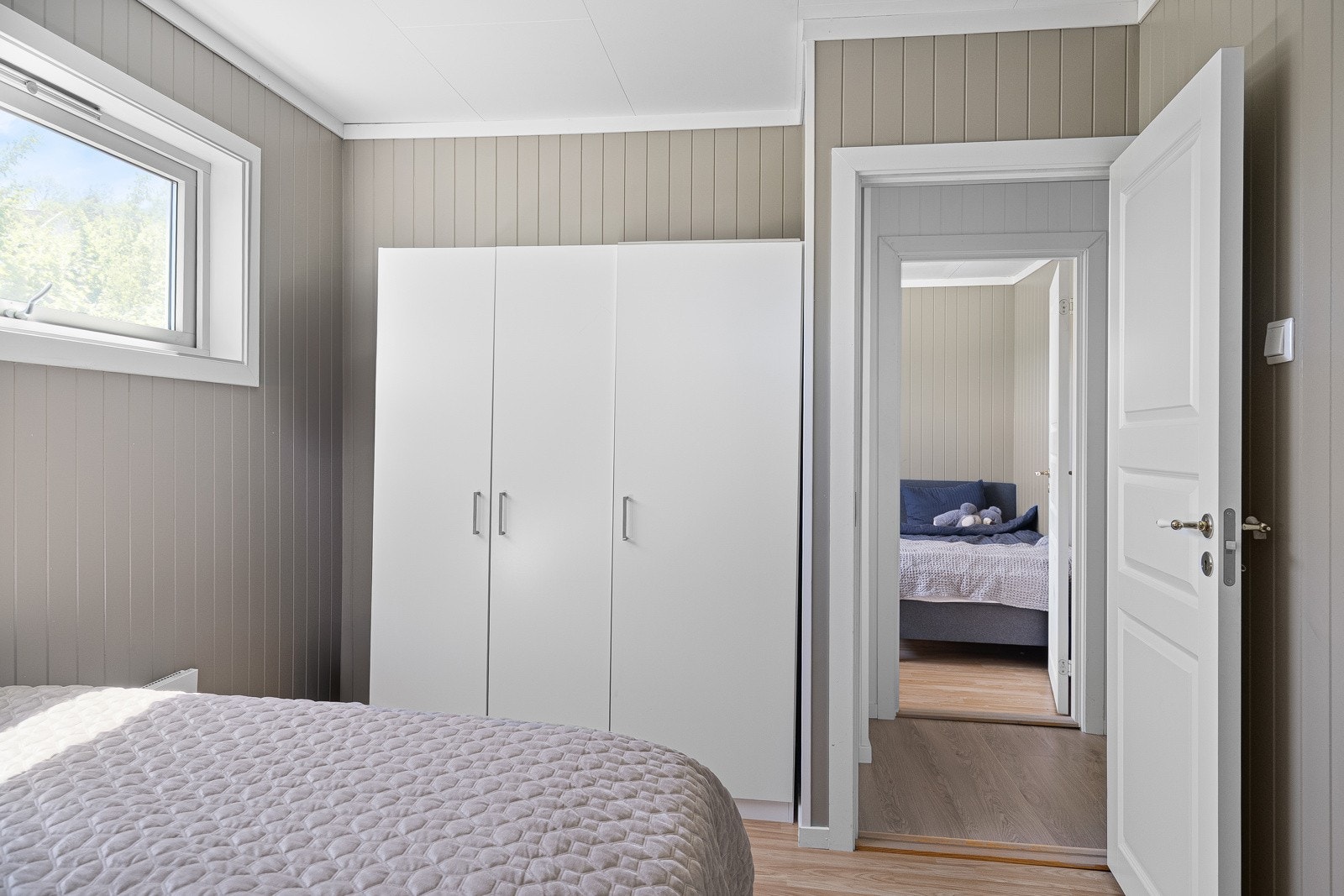 Rommene har garderobeskap i hvitt. Galleribilde