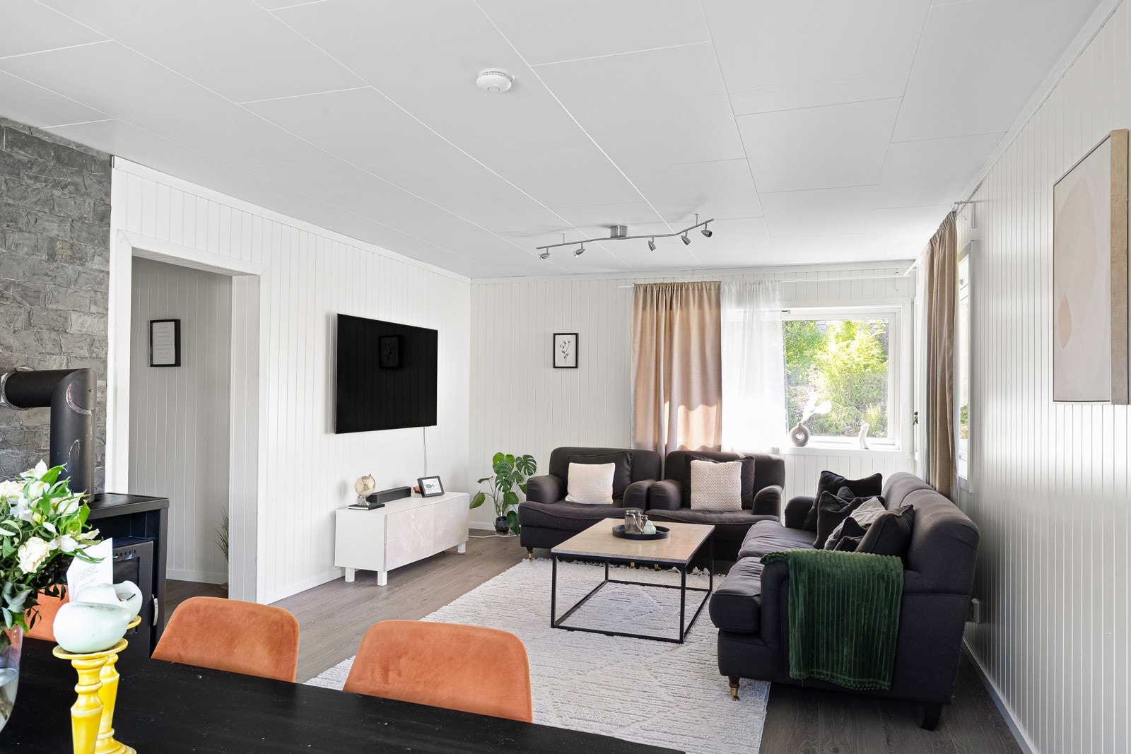 Stuen i andre etasje er et innbydende og romslig oppholdsrom med god plass til både sofakrok og spisebord. Galleribilde