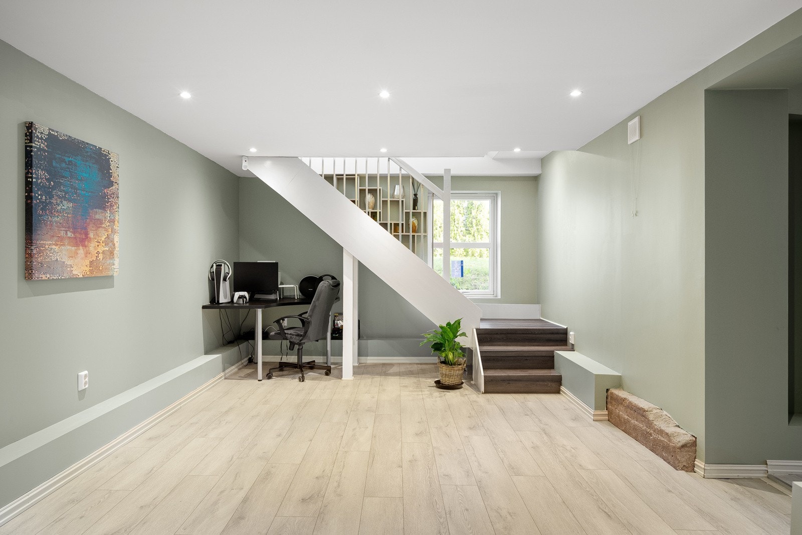 Rommet har laminatgulv med gulvvarme, og malte gipsvegger i en behagelig grønnfarge. Galleribilde