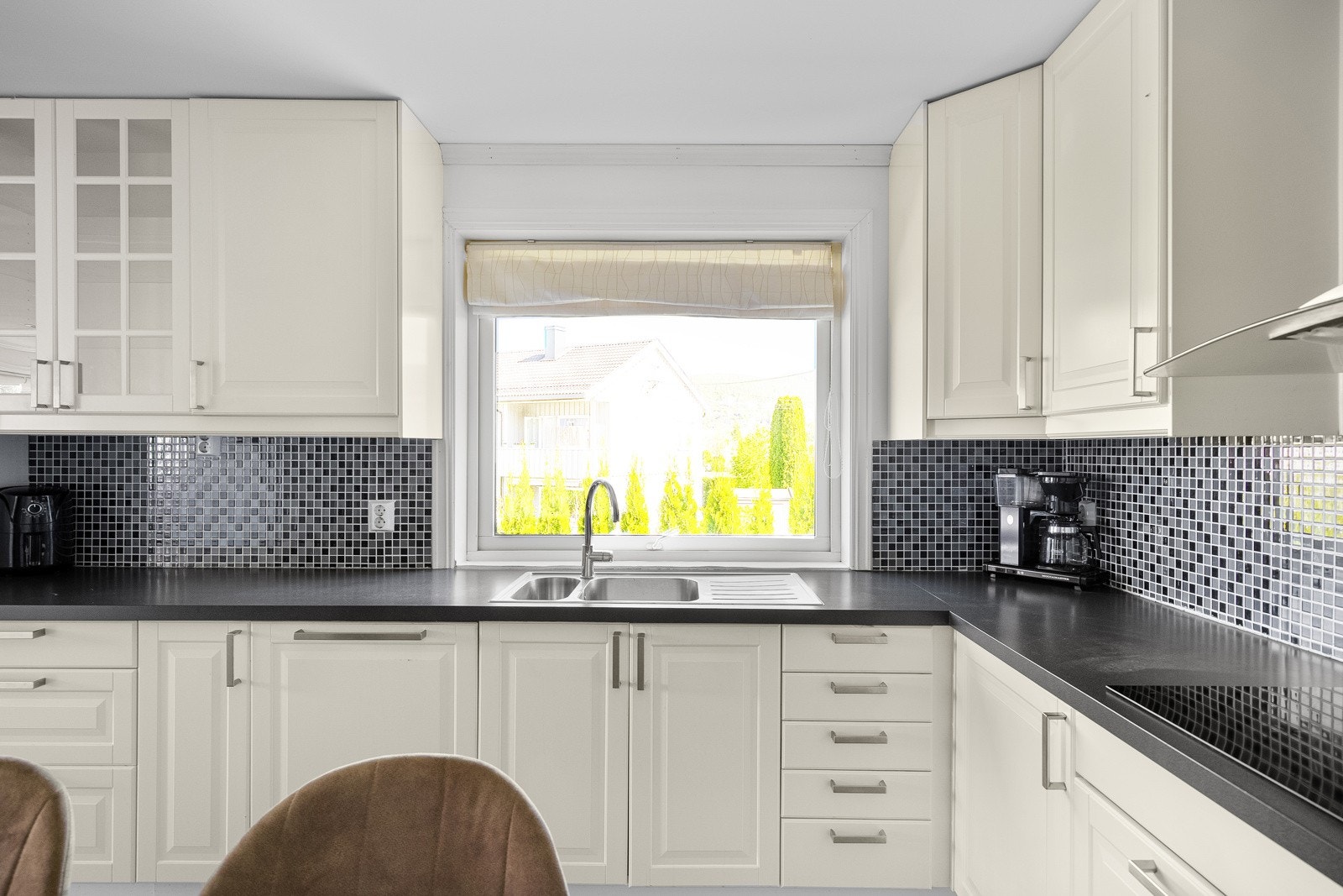 Laminert benkeplate med nedfelt utslagsvask gir en praktisk arbeidsflate, og over- og underskapene tilbyr god lagringsplass. Galleribilde