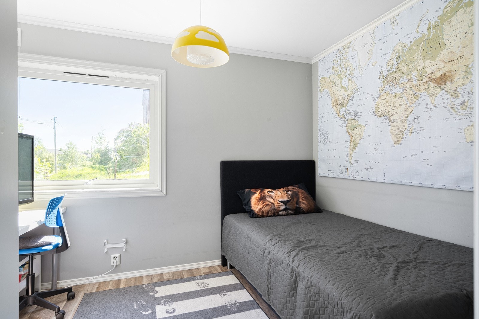 I første etasje finner du tre romslige og lyse soverom med god planløsning og fleksible innredningsmuligheter. Galleribilde