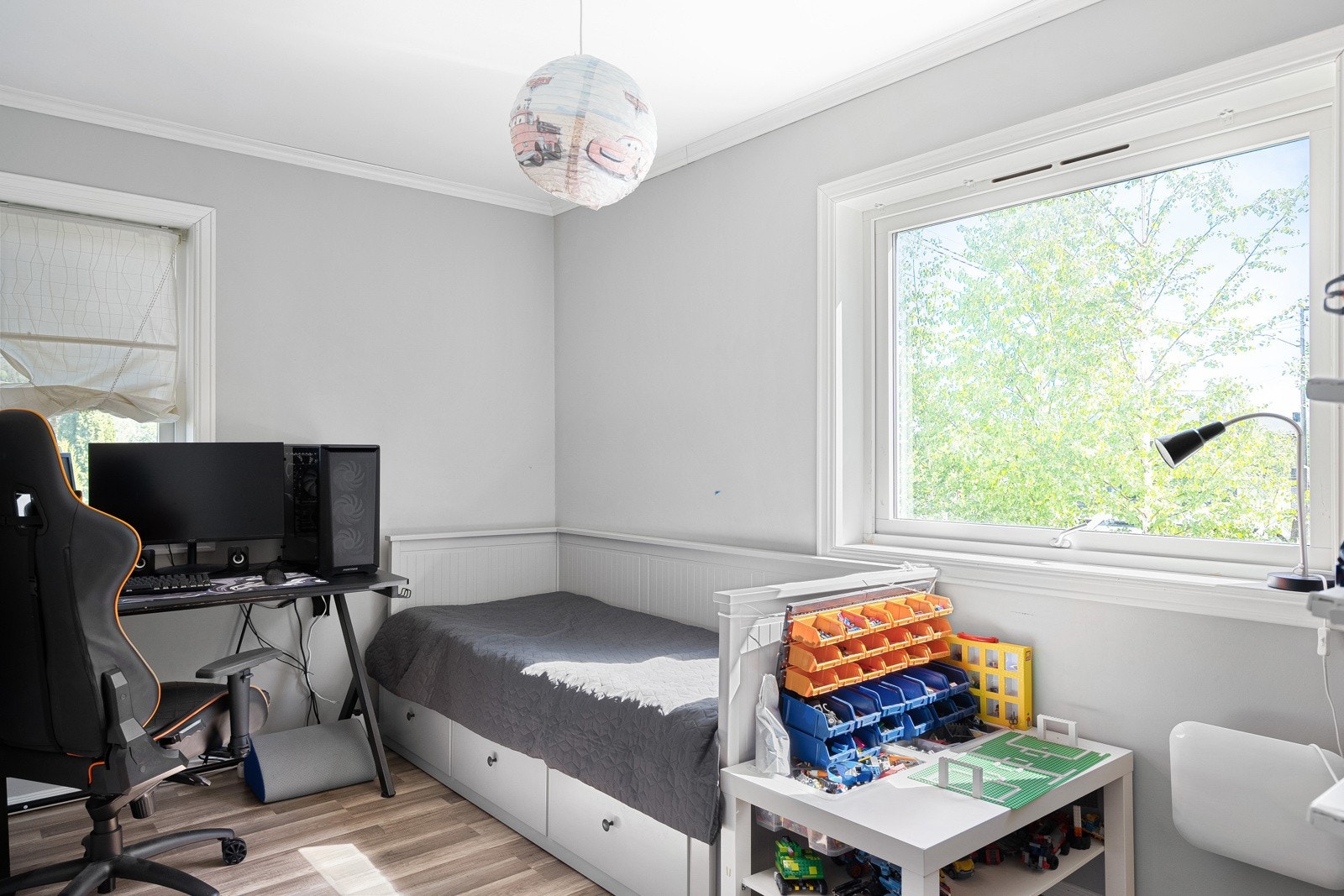 Store vindusflater slipper inn rikelig med naturlig lys. Galleribilde