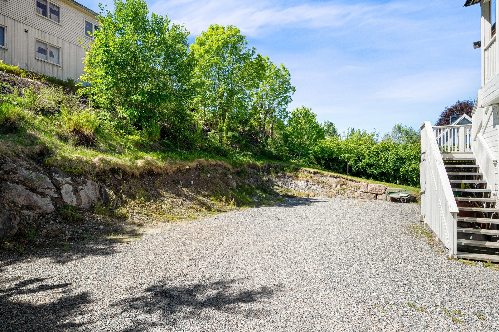 Boligen har parkeringsmuligheter på gårdsplassen. Galleribilde