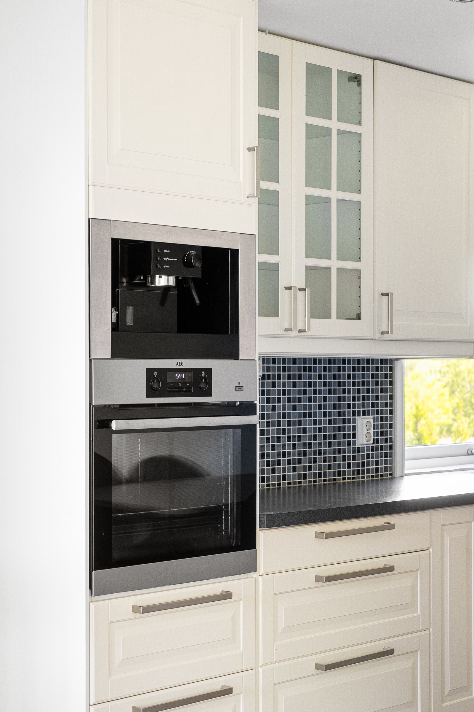 Kjøkkenet er utstyrt med glatte, hvite fronter og integrerte hvitevarer som komfyr/platetopp, kjøl/fryseskap og oppvaskmaskin. Galleribilde