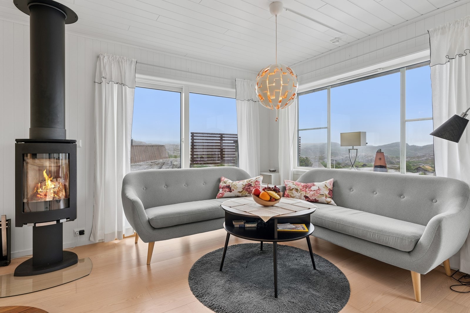 Rommet har flere store vindusflater som gir en luftig følelse, samt fin utsikt over omgivelsene rundt fritidsboligen. Galleribilde