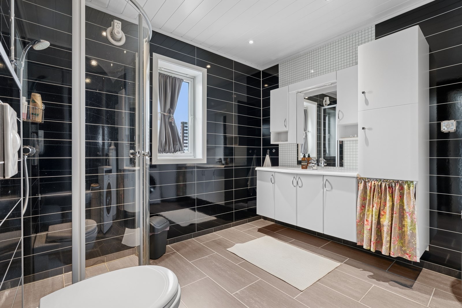 Badet har våtromsplater på veggene og fliselagt gulv. Galleribilde