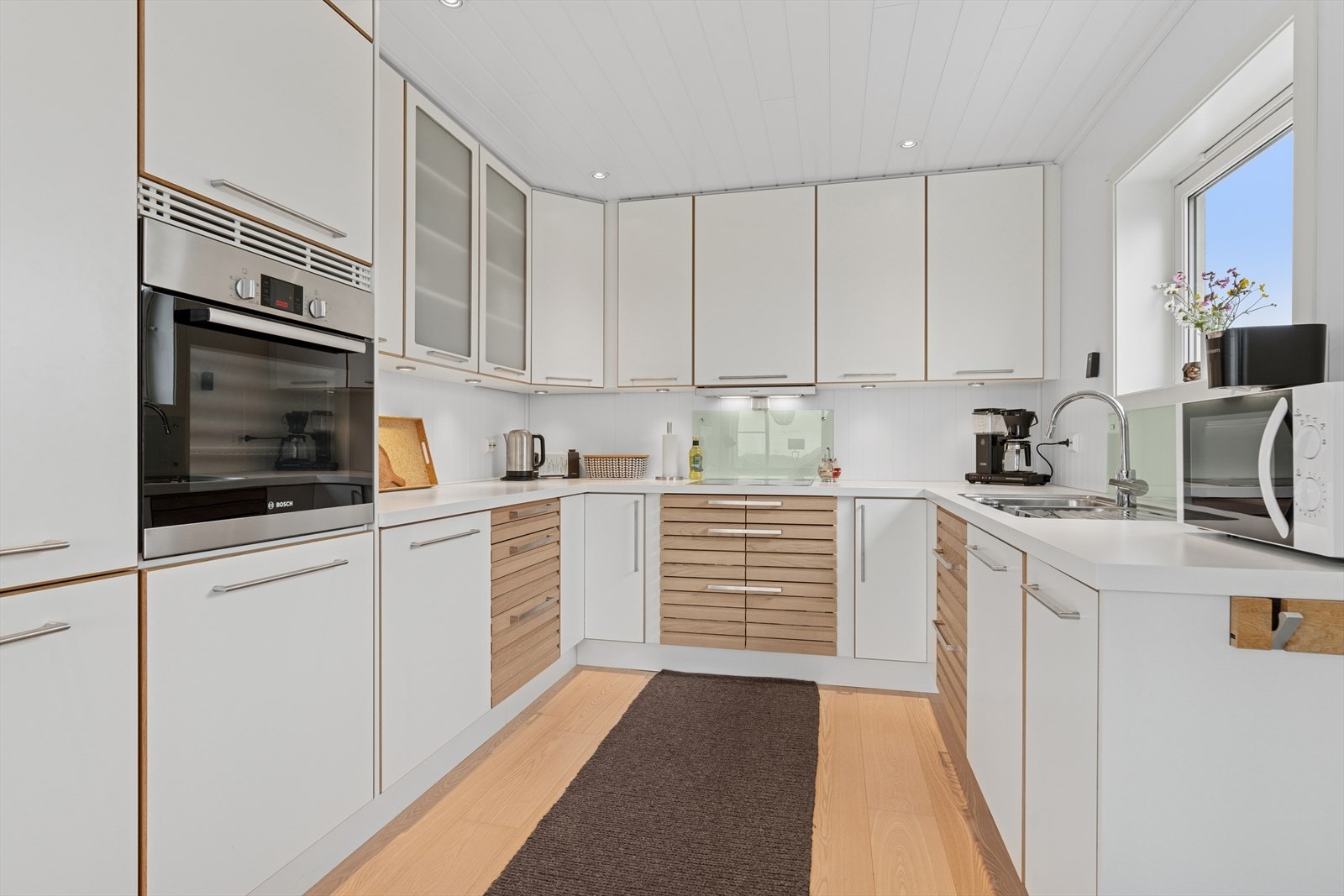 Kjøkkeninnredning har profilerte fronter og laminert benkeplate. Galleribilde